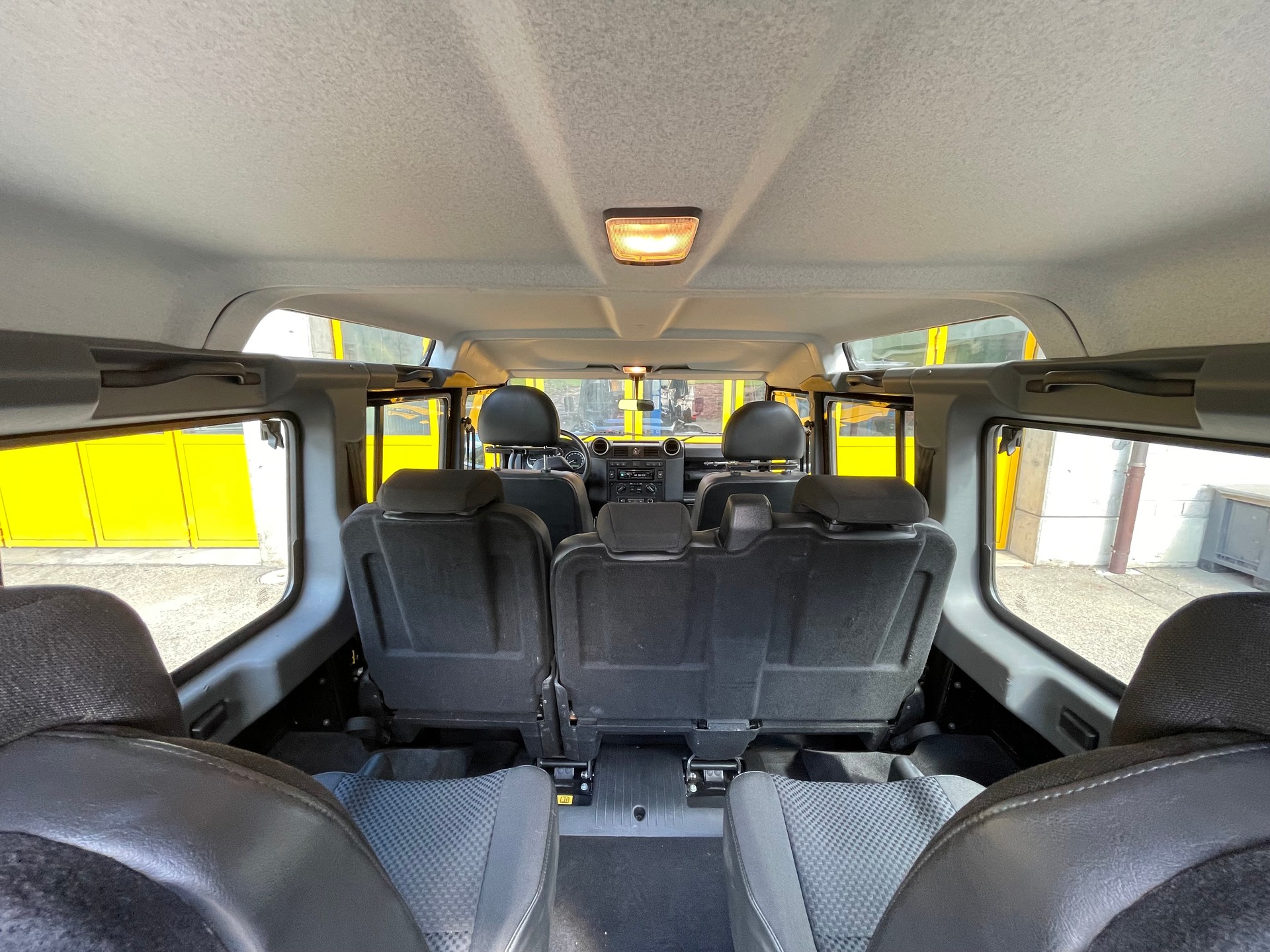 LAND ROVER Defender 110 2.2 TD4 Station Wagon Legend-image-14