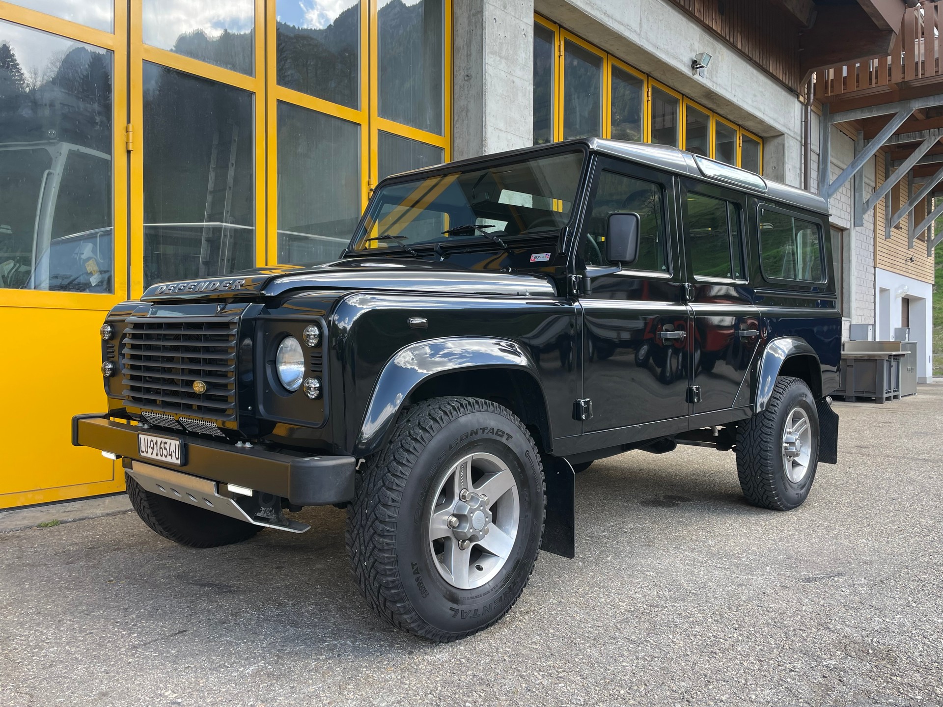LAND ROVER Defender 110 2.2 TD4 Station Wagon Legend-image-2