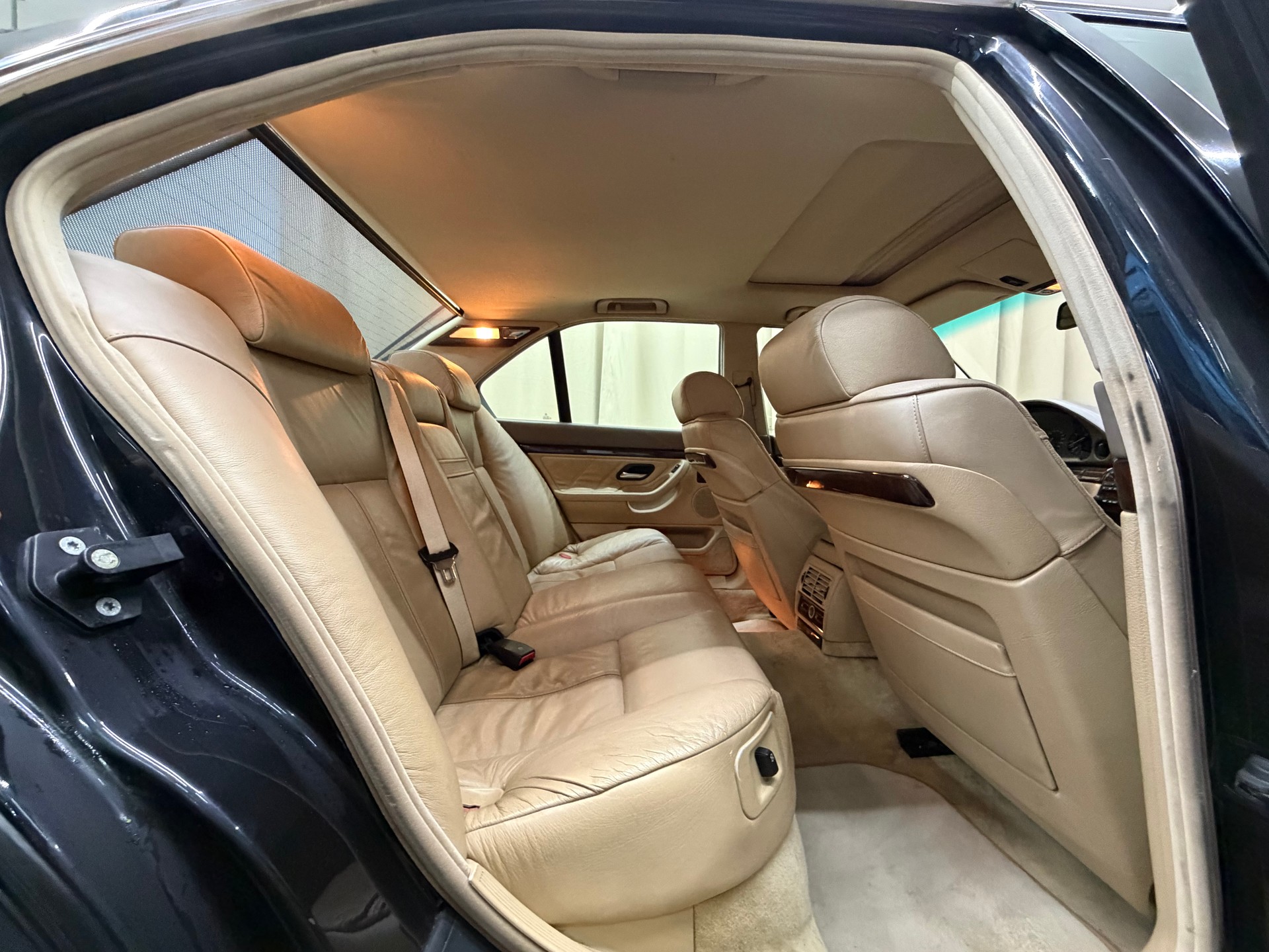 BMW 750i V12-image-7
