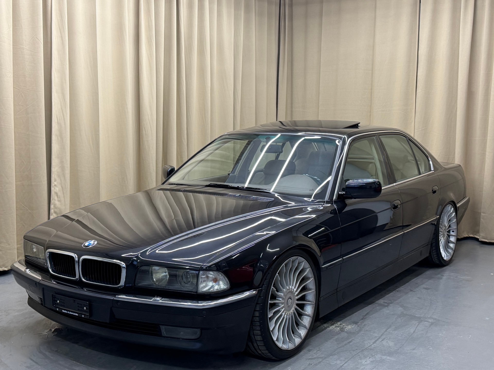 BMW 750i V12-image-1