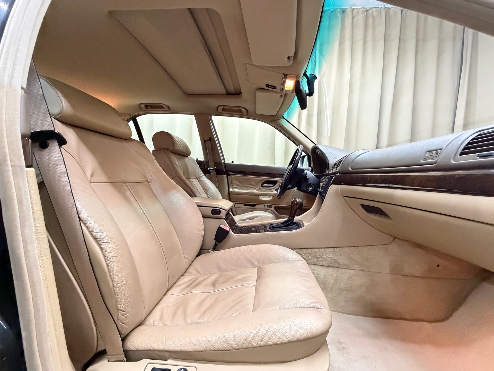 BMW 750i V12-image-6