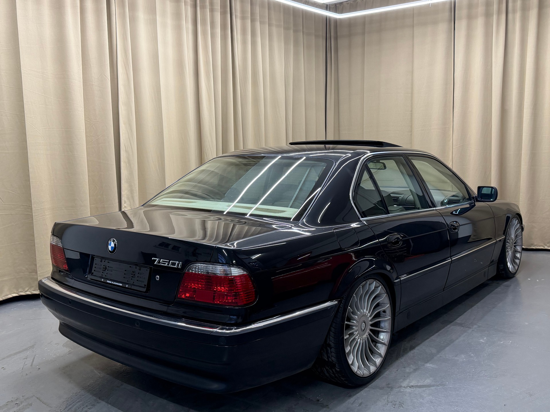 BMW 750i V12-image-3