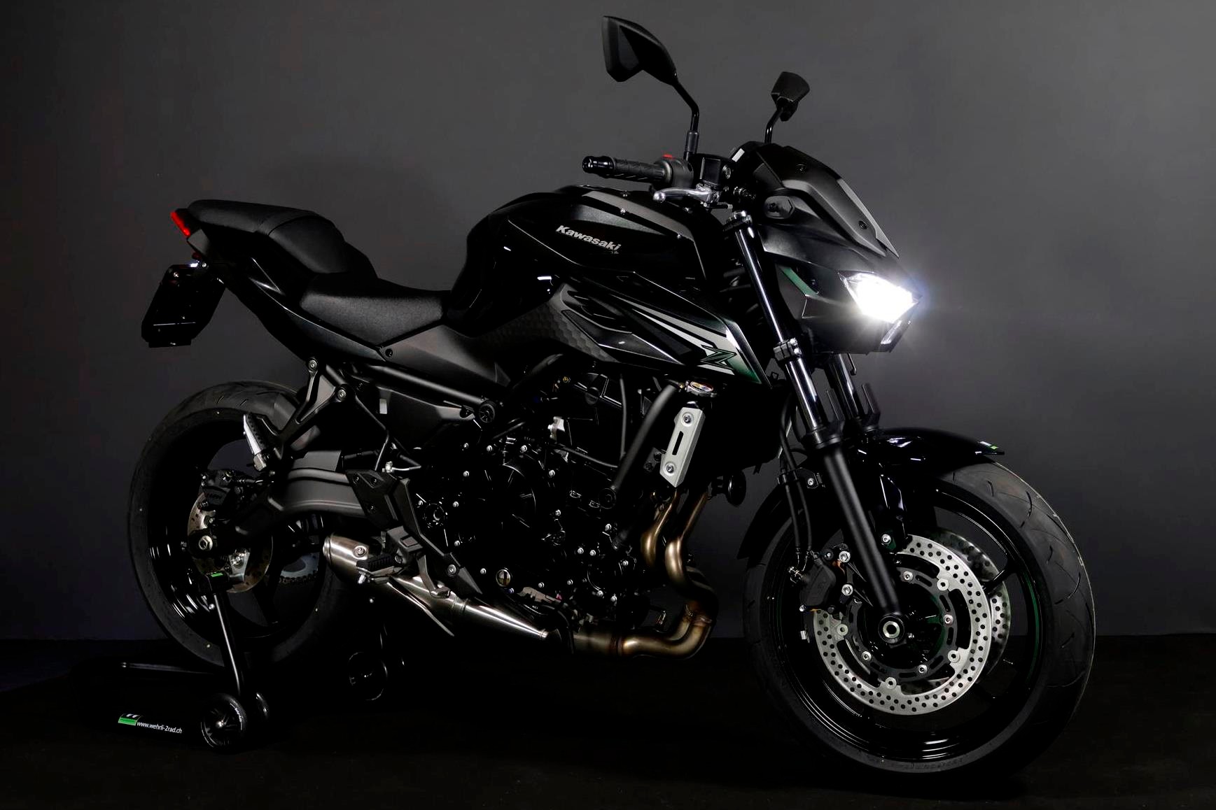 KAWASAKI Z 650 S (50/35 KW) Level 1-showroom-element-2