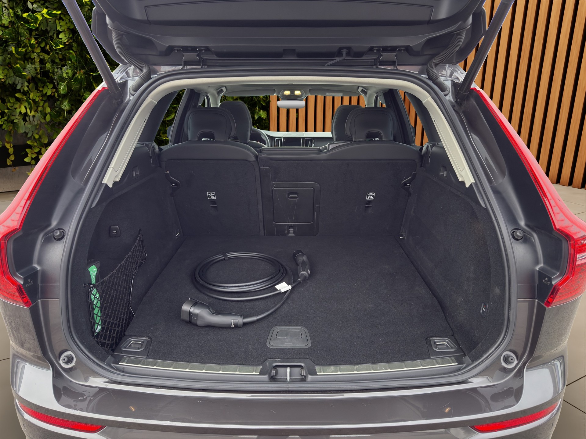 VOLVO XC60 2.0 T8 TE XCENTRIC eAWD-image-17