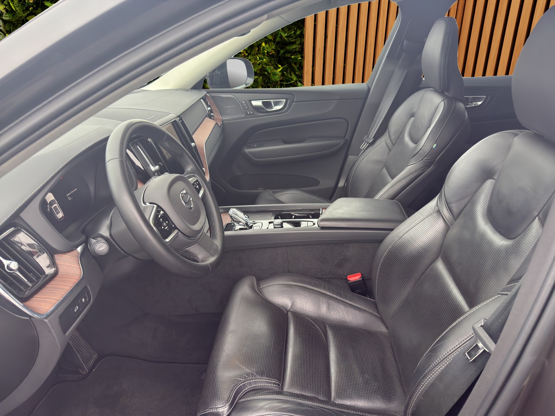 VOLVO XC60 2.0 T8 TE XCENTRIC eAWD-image-8