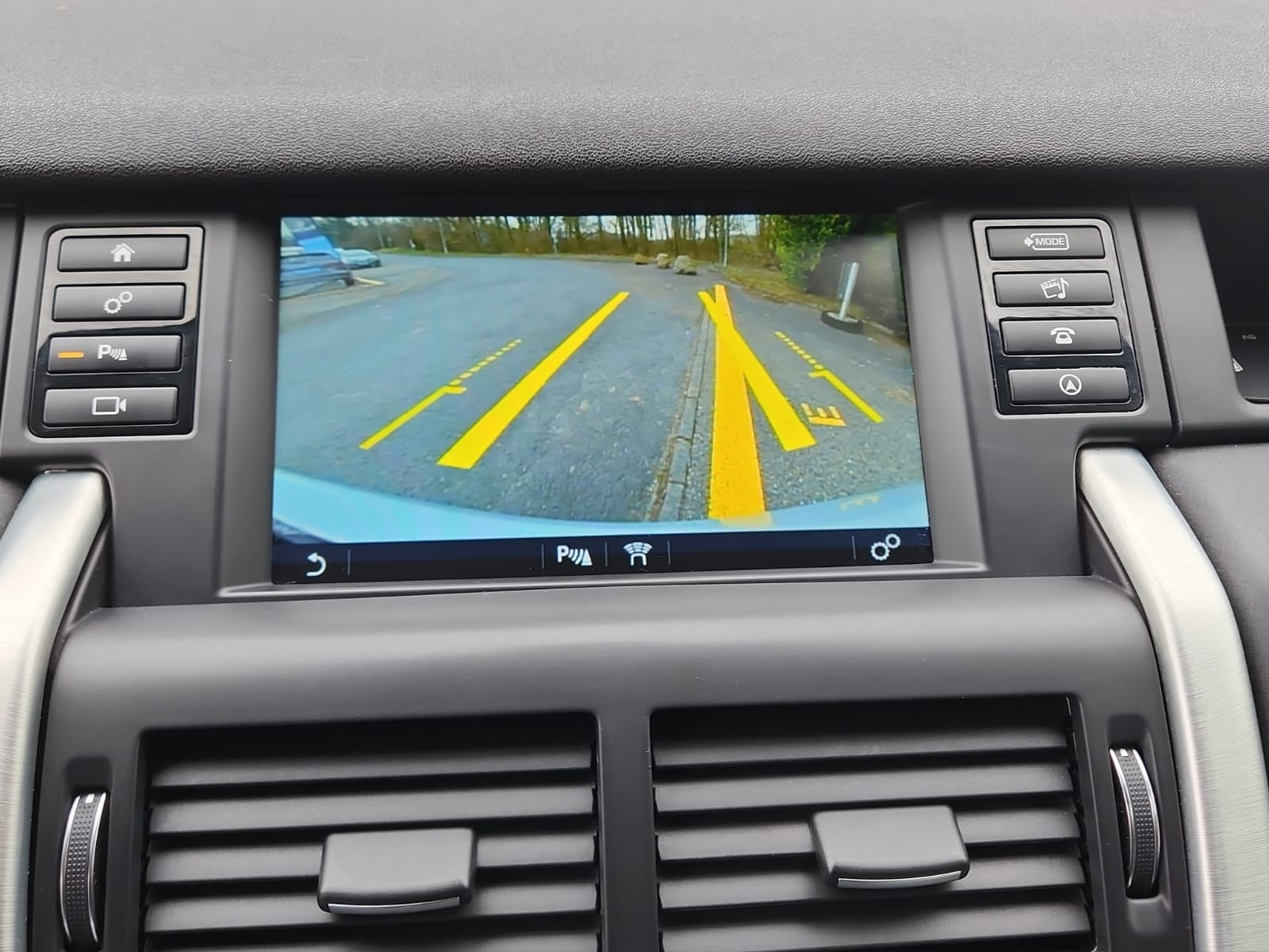 LAND ROVER Discovery Sport 2.0 TD4 HSE AT9-image-15