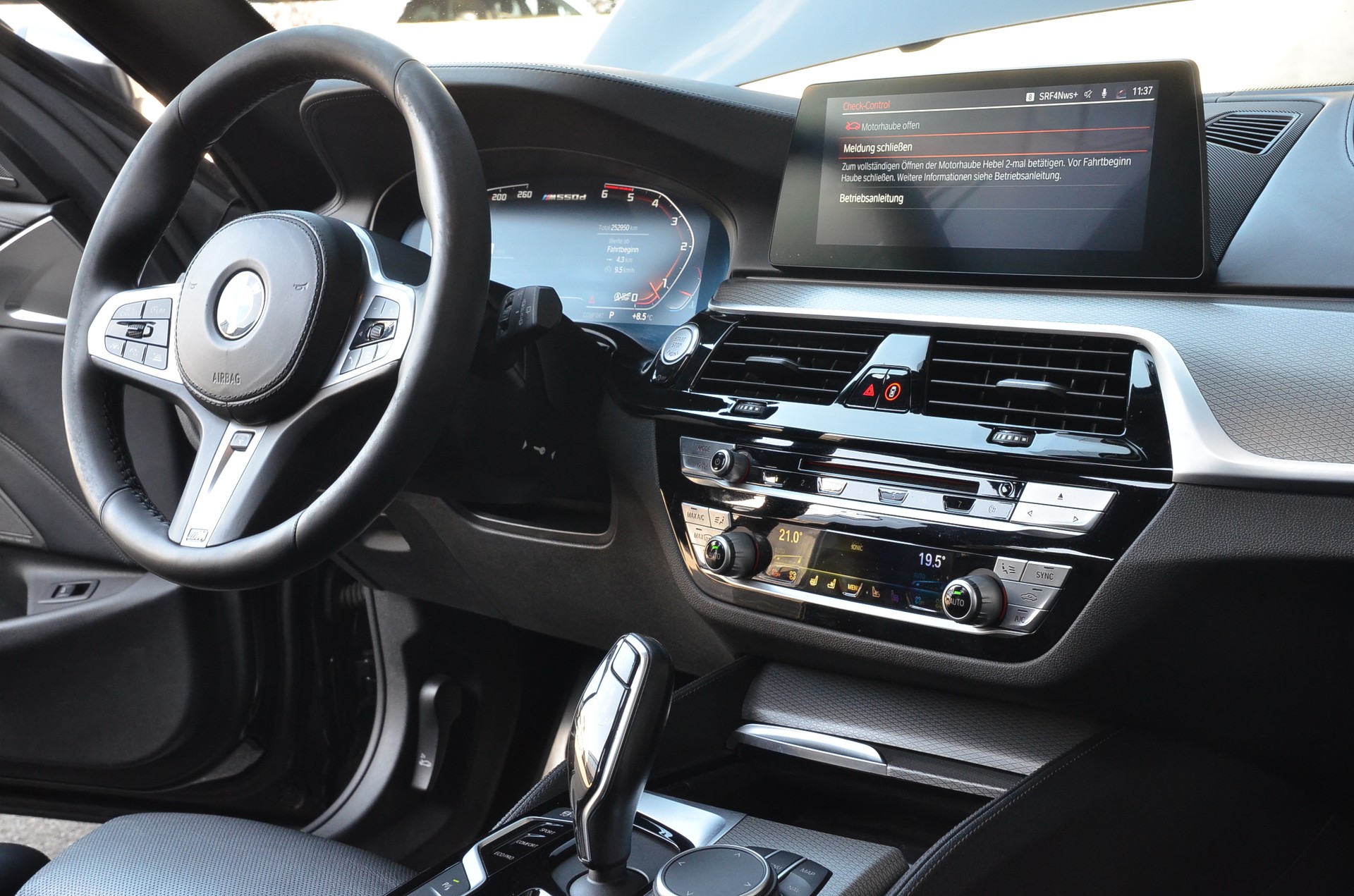 BMW M550d xDrive Touring Steptronic-image-12