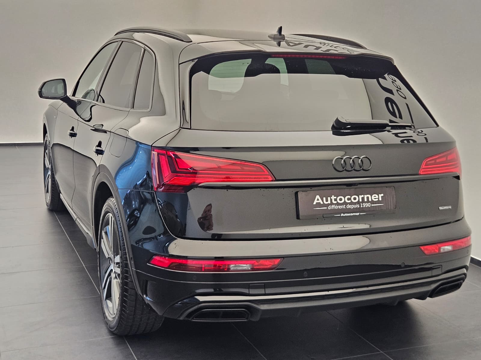 AUDI Q5 50 TFSI e PHEV Black Edition quattro S-tronic-image-8