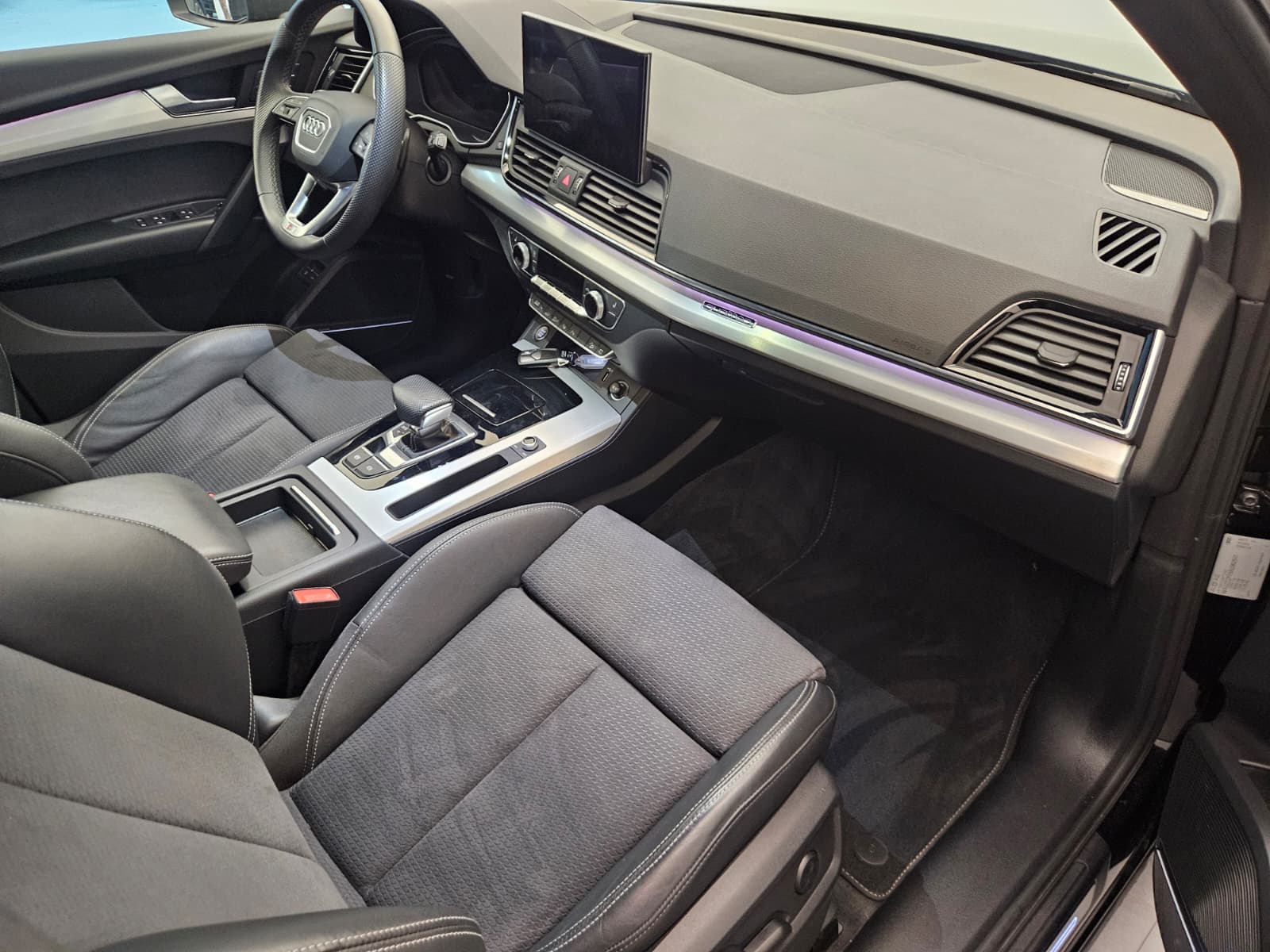 AUDI Q5 50 TFSI e PHEV Black Edition quattro S-tronic-image-11