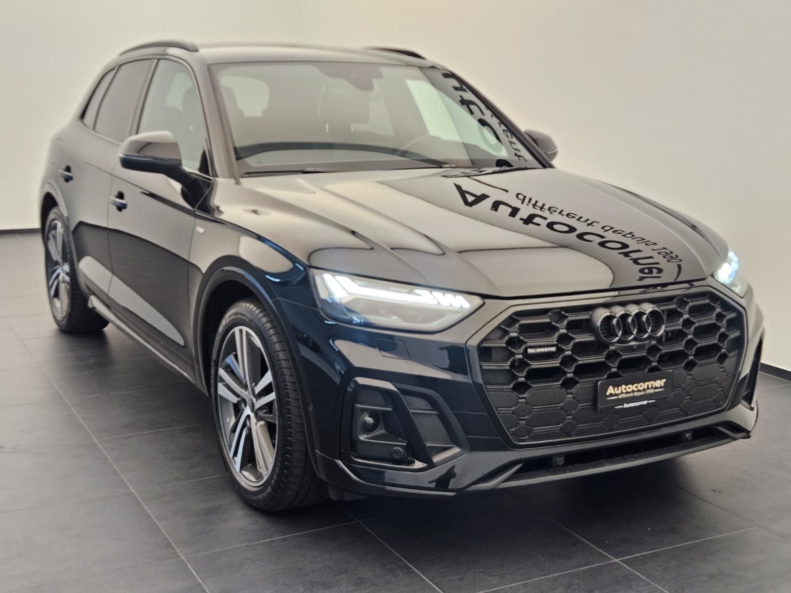 AUDI Q5 50 TFSI e PHEV Black Edition quattro S-tronic-image-4
