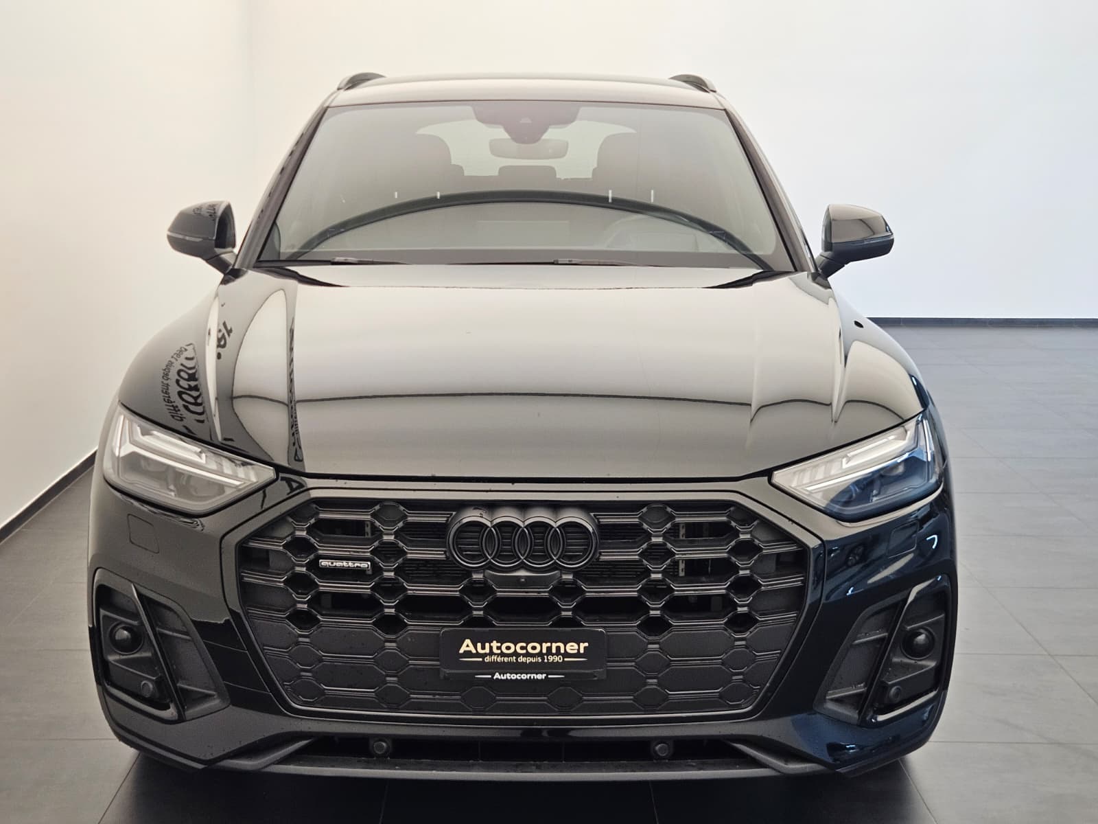 AUDI Q5 50 TFSI e PHEV Black Edition quattro S-tronic-image-3