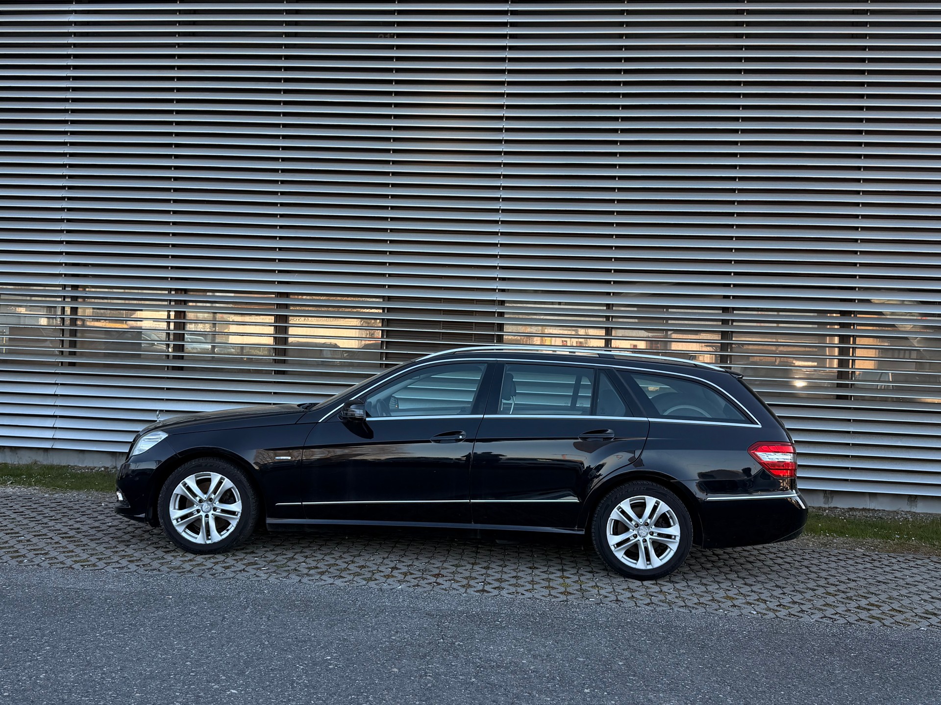 MERCEDES-BENZ E 350 CDI BlueEfficiency 4Matic 7G-Tronic-image-4