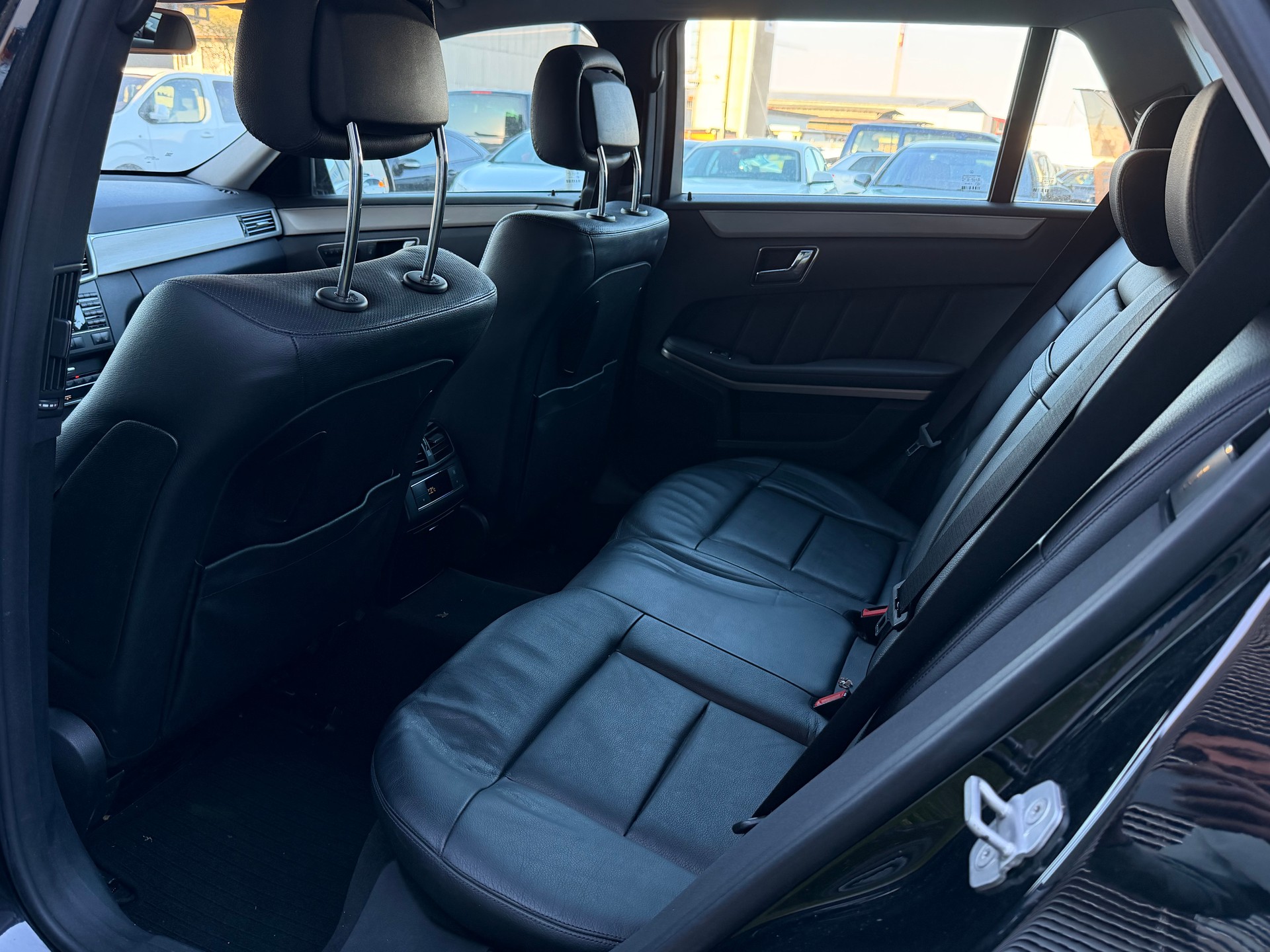 MERCEDES-BENZ E 350 CDI BlueEfficiency 4Matic 7G-Tronic-image-10