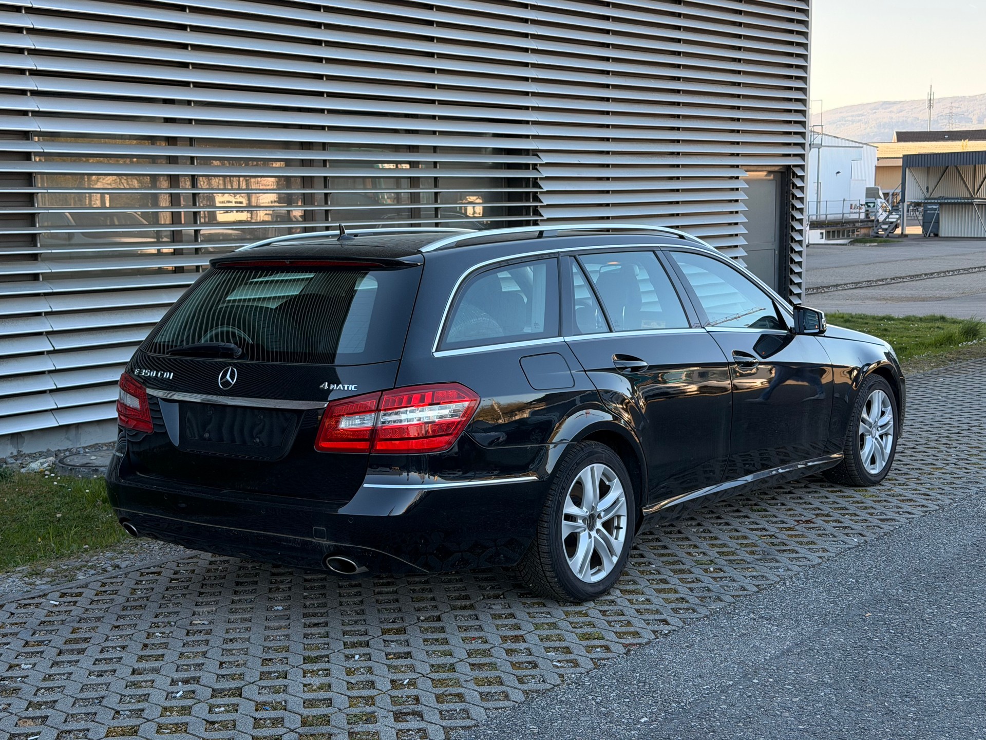 MERCEDES-BENZ E 350 CDI BlueEfficiency 4Matic 7G-Tronic-image-3