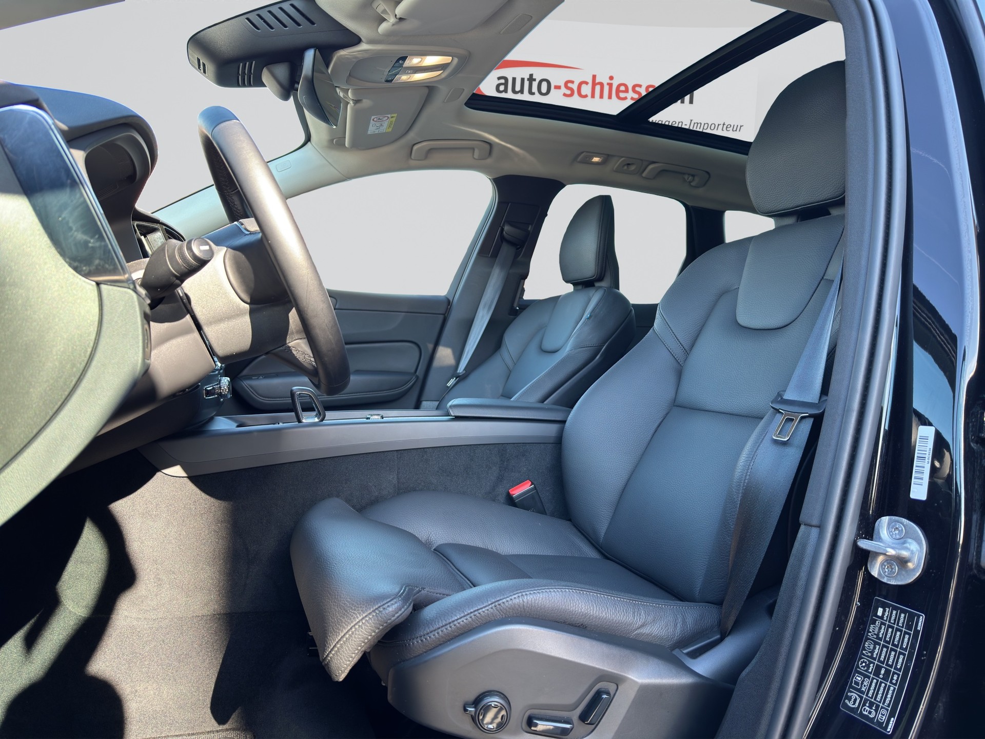 VOLVO XC60 B5 AWD Plus Dark Geartronic-image-5