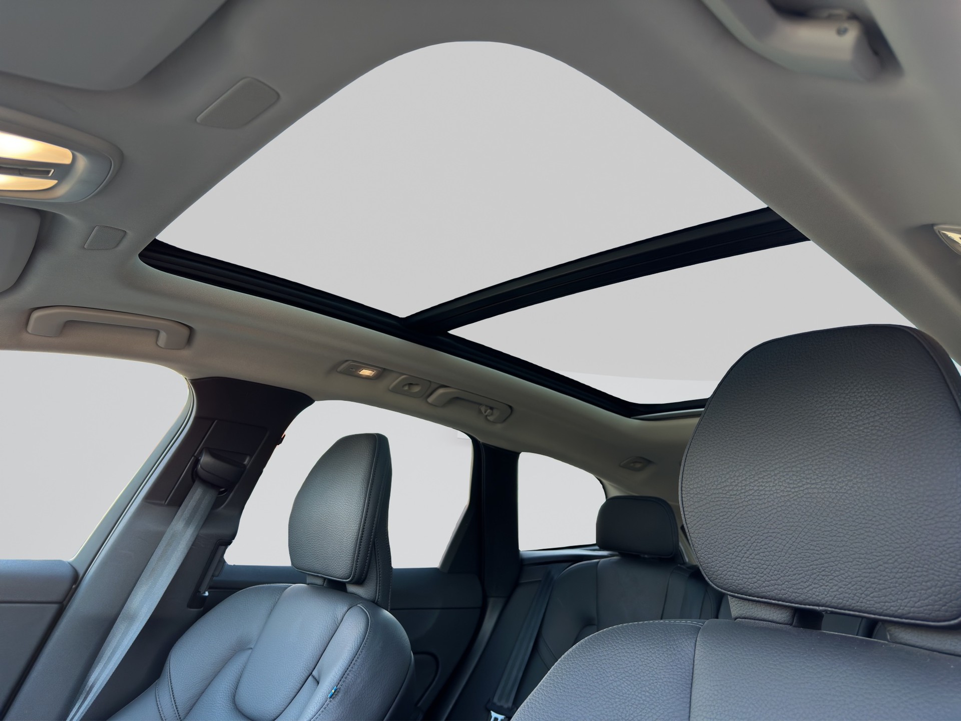 VOLVO XC60 B5 AWD Plus Dark Geartronic-image-17