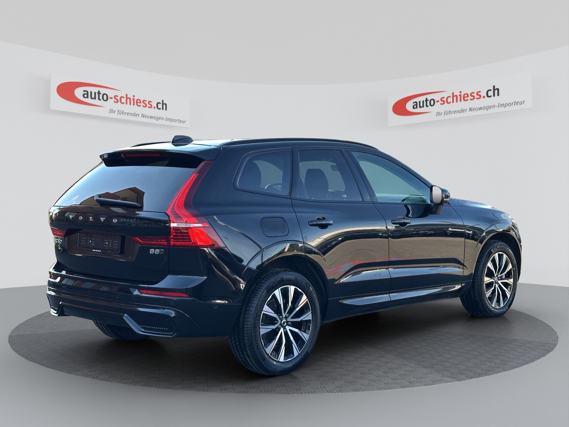VOLVO XC60 B5 AWD Plus Dark Geartronic-image-4