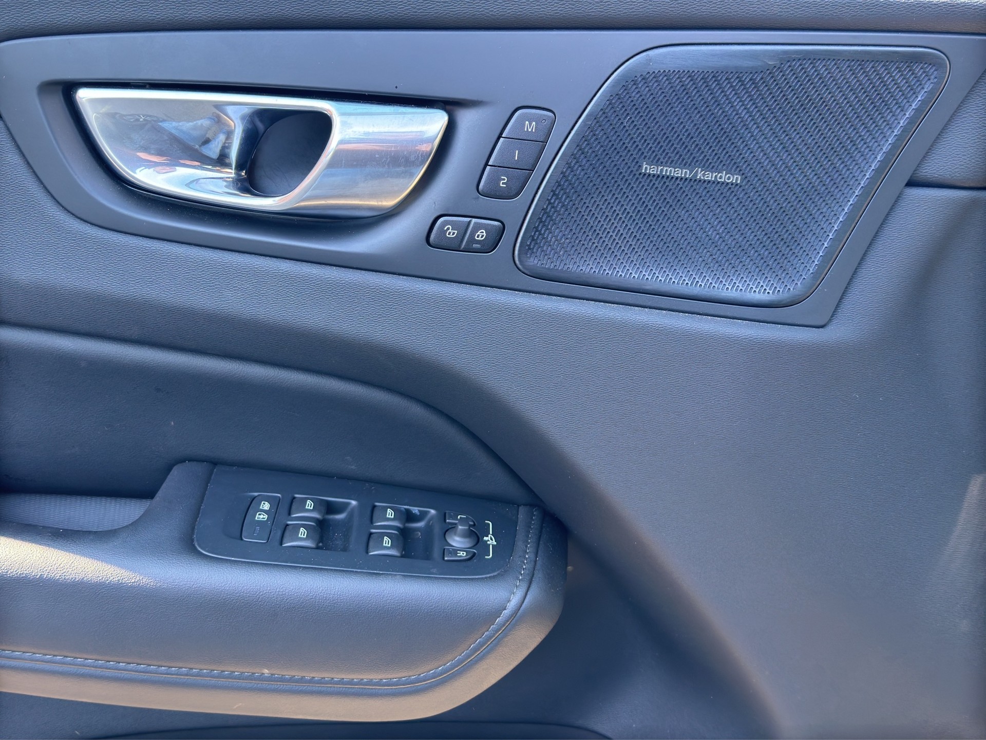 VOLVO XC60 B5 AWD Plus Dark Geartronic-image-8