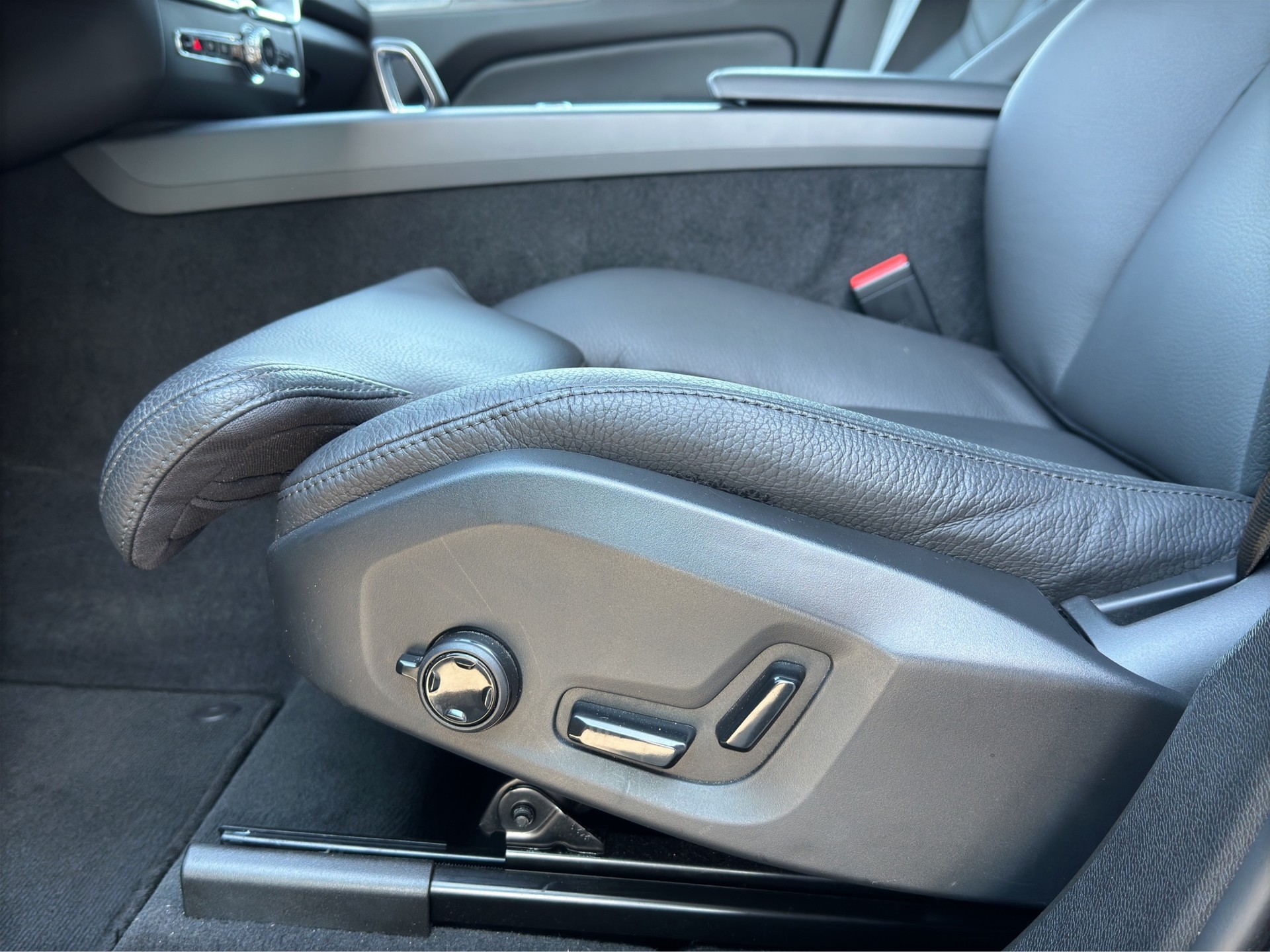 VOLVO XC60 B5 AWD Plus Dark Geartronic-image-9