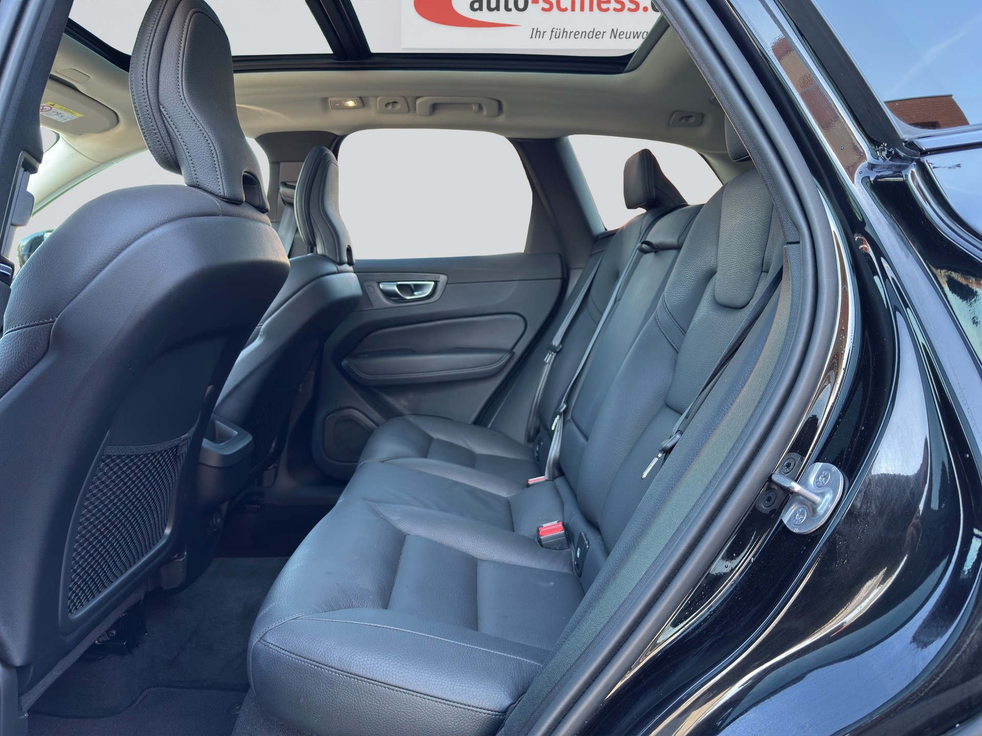 VOLVO XC60 B5 AWD Plus Dark Geartronic-image-7