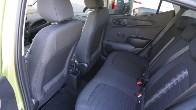 HYUNDAI i10 1.2 Amplia Aut.-image-8