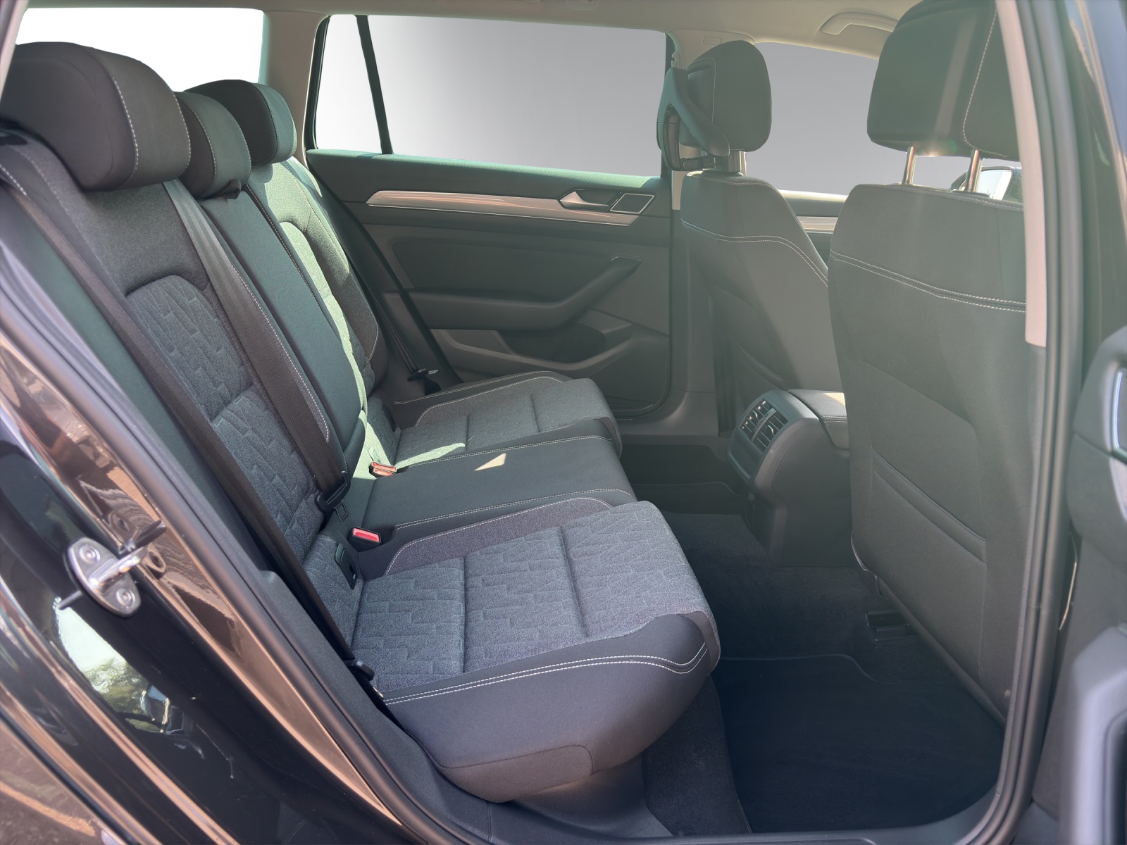 VW Passat 2.0 TDI BMT Business 4Motion DSG-image-10