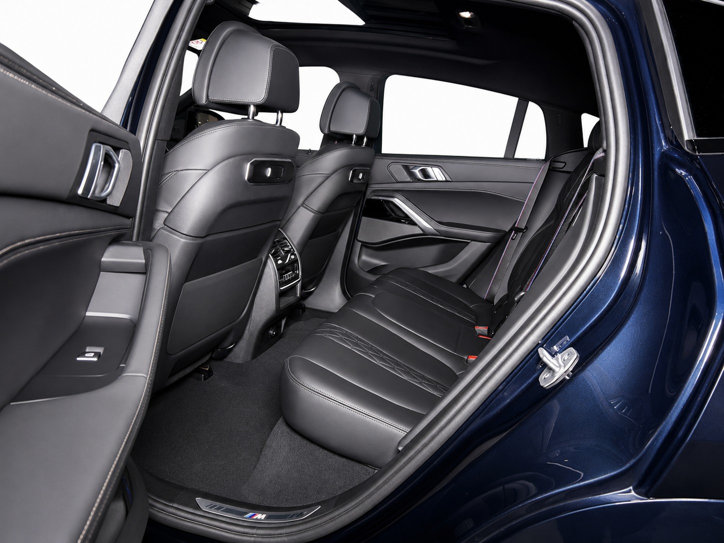 BMW X6 M60i M-SPORT CH FAHRZEUG-image-11