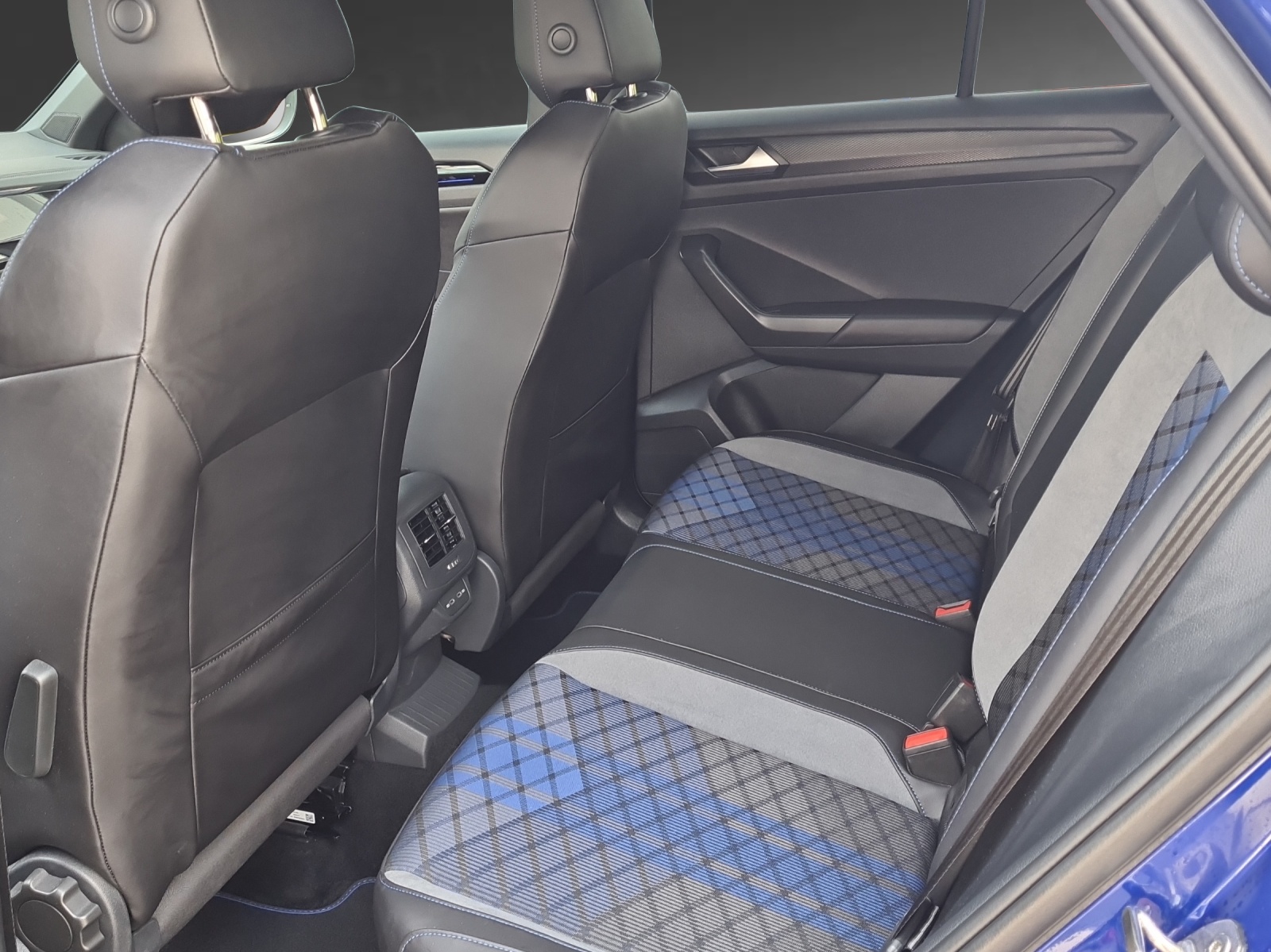 VW T-Roc 2.0 TSI R DSG 4Motion-image-6