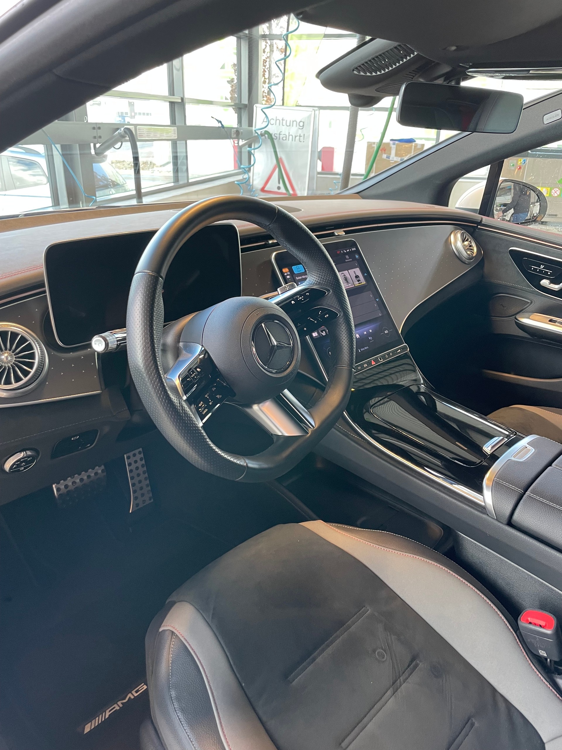 MERCEDES-BENZ EQE 300-image-3