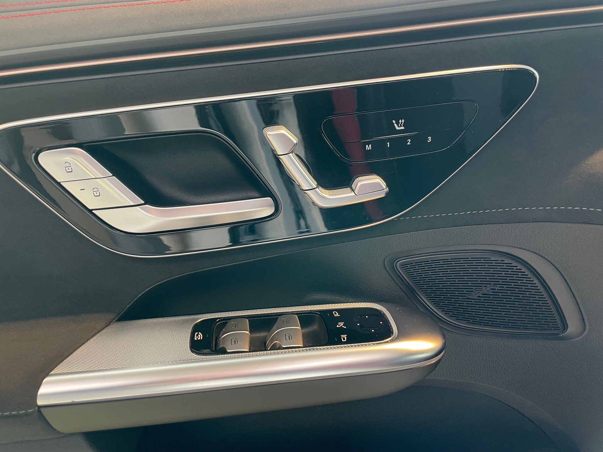 MERCEDES-BENZ EQE 300-image-5