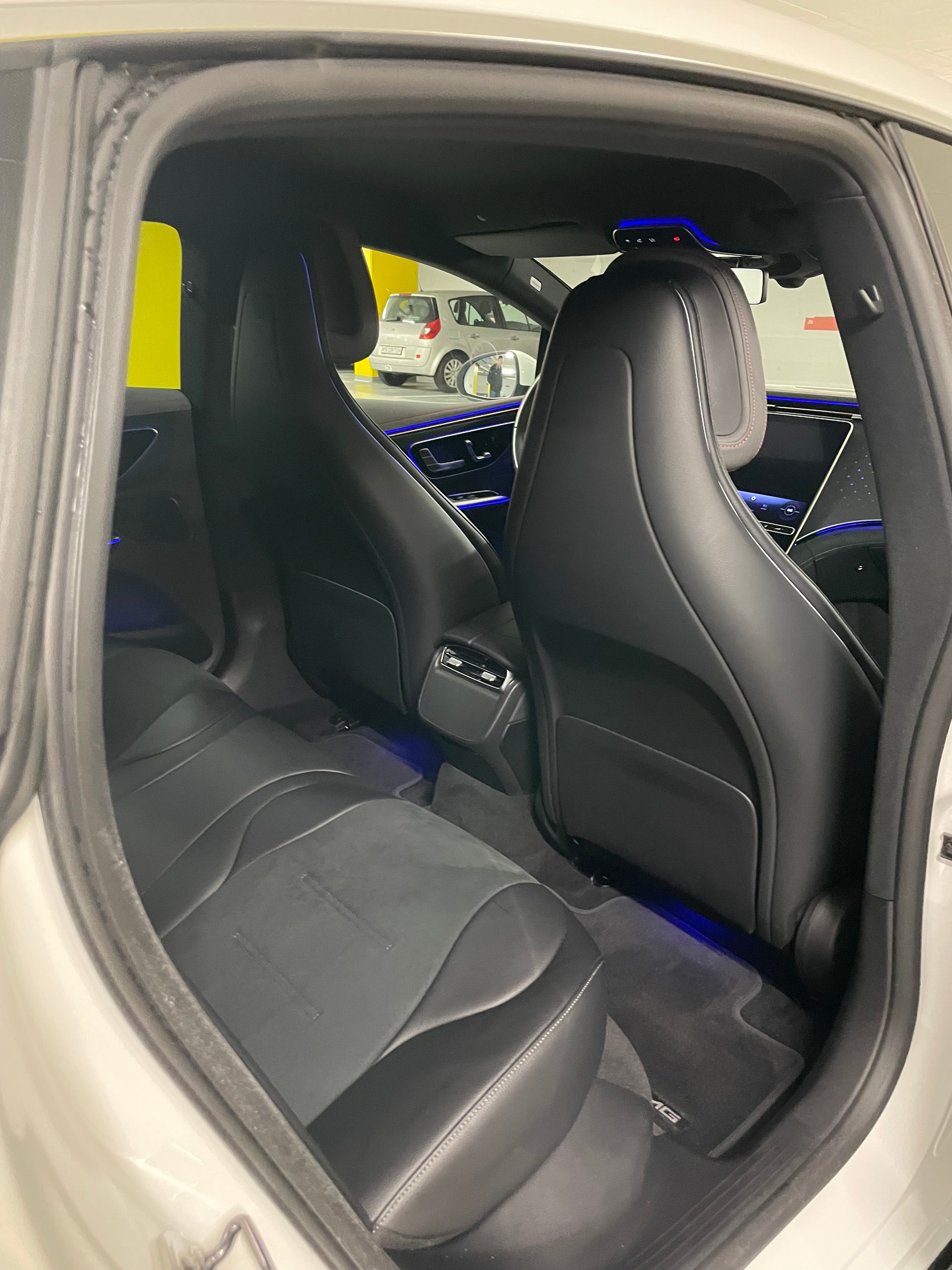 MERCEDES-BENZ EQE 300-image-4