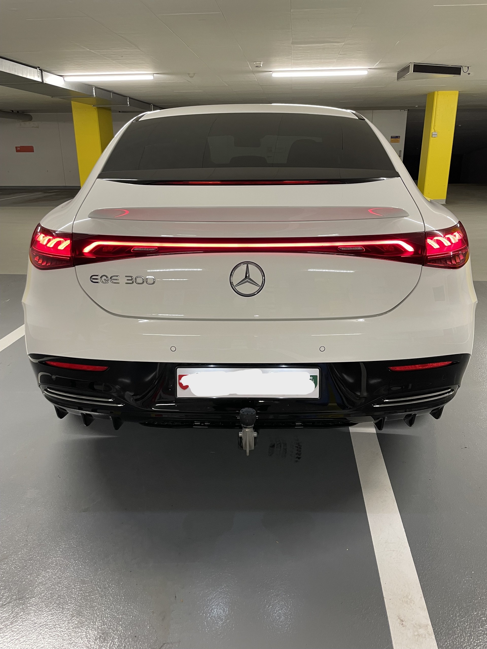 MERCEDES-BENZ EQE 300-image-1