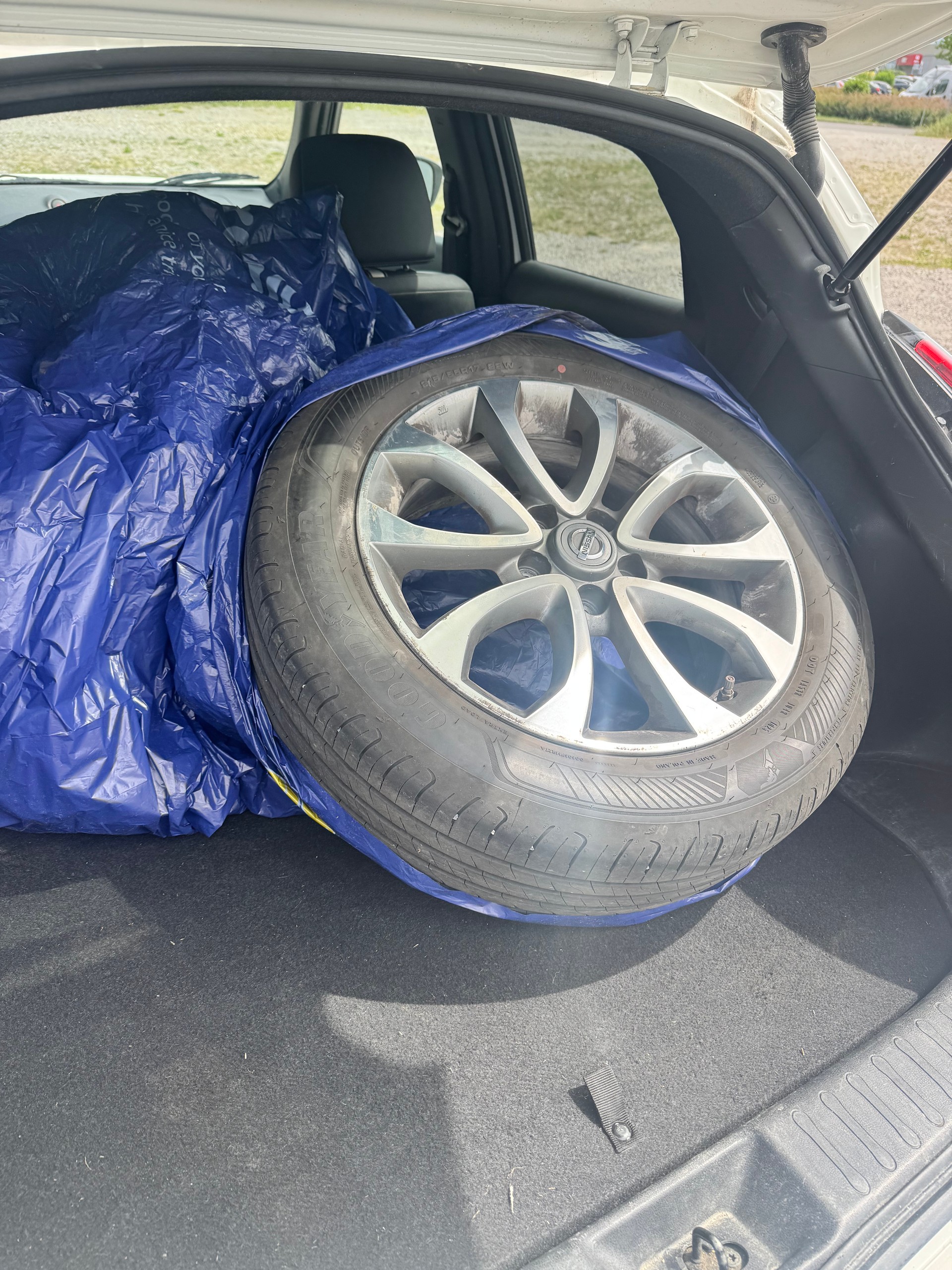 NISSAN Juke 1.6 DIG-T tekna 4x4 Xtronic M-CVT-image-12