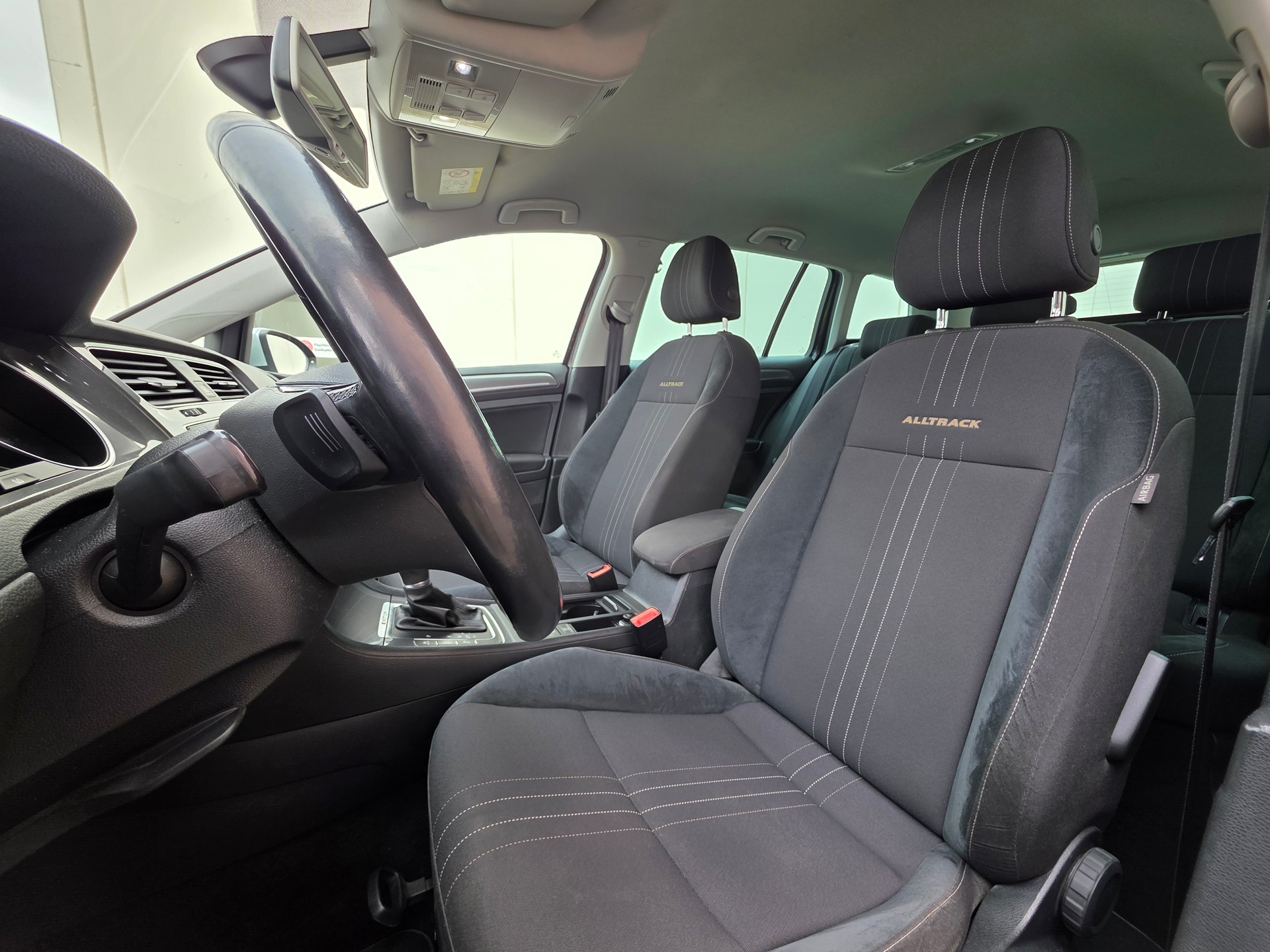 VW Golf 2.0 TDI Alltrack 4Motion-image-10