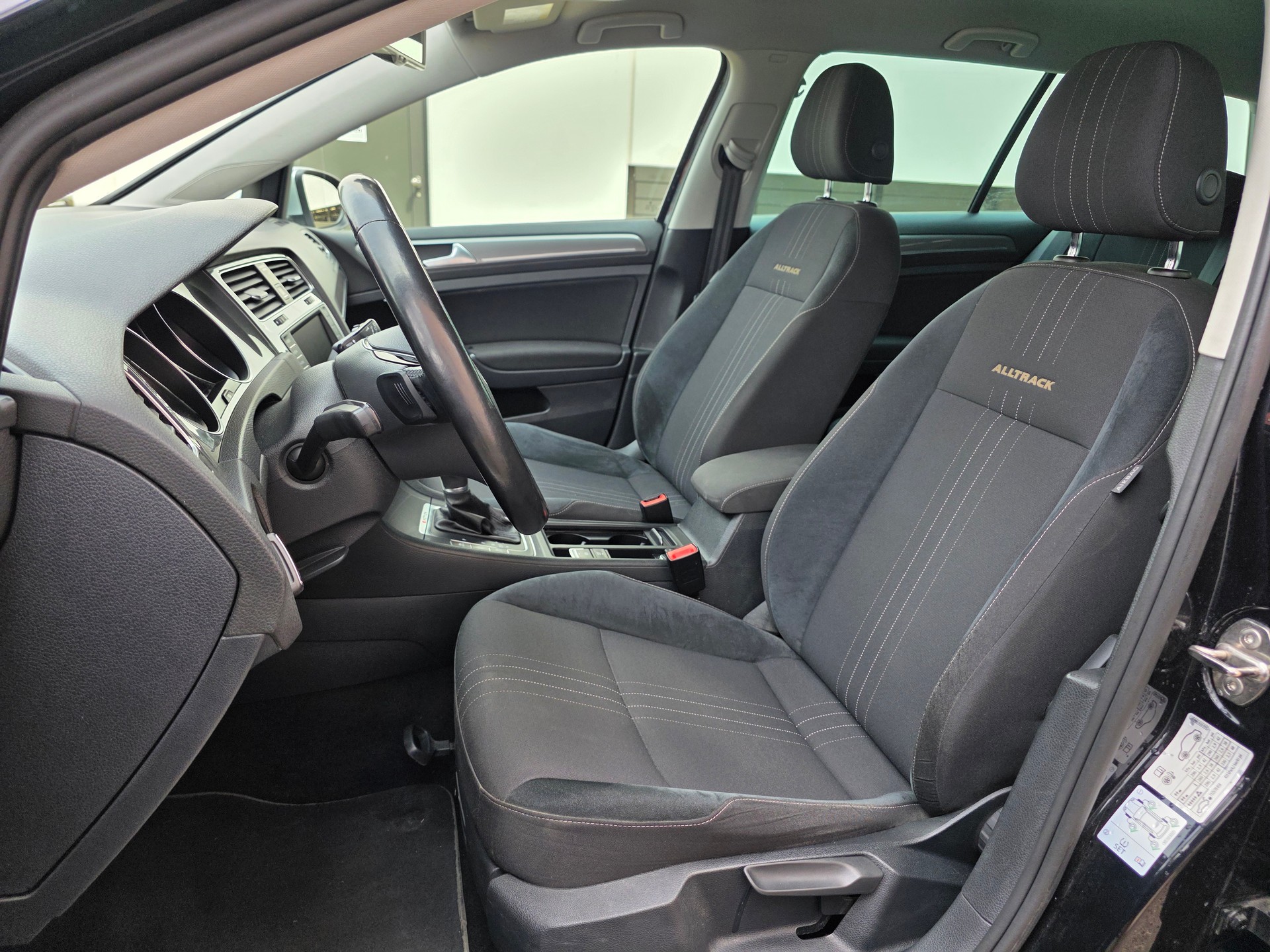 VW Golf 2.0 TDI Alltrack 4Motion-image-9
