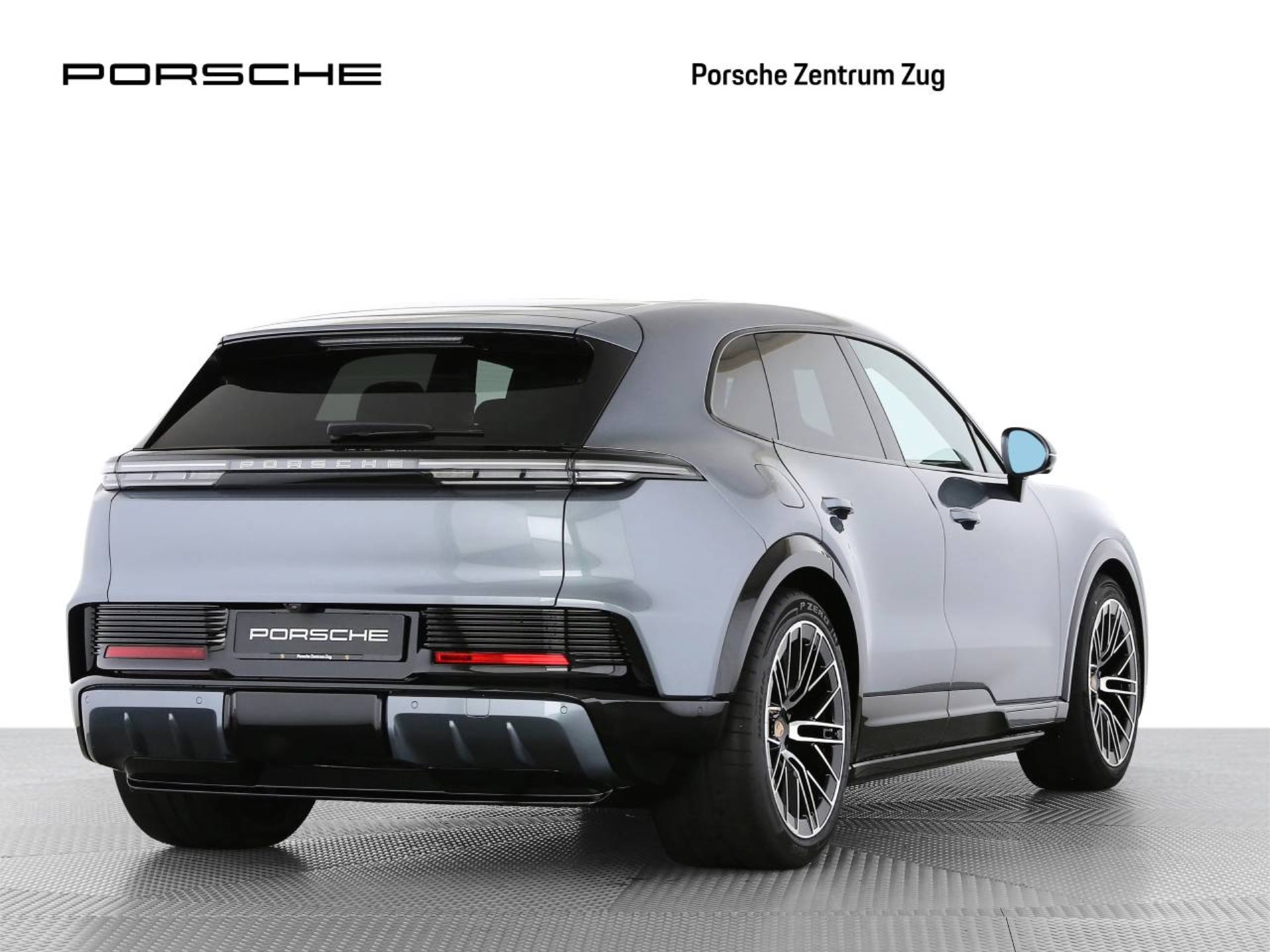 PORSCHE Cayenne S Electric-showroom-element-1