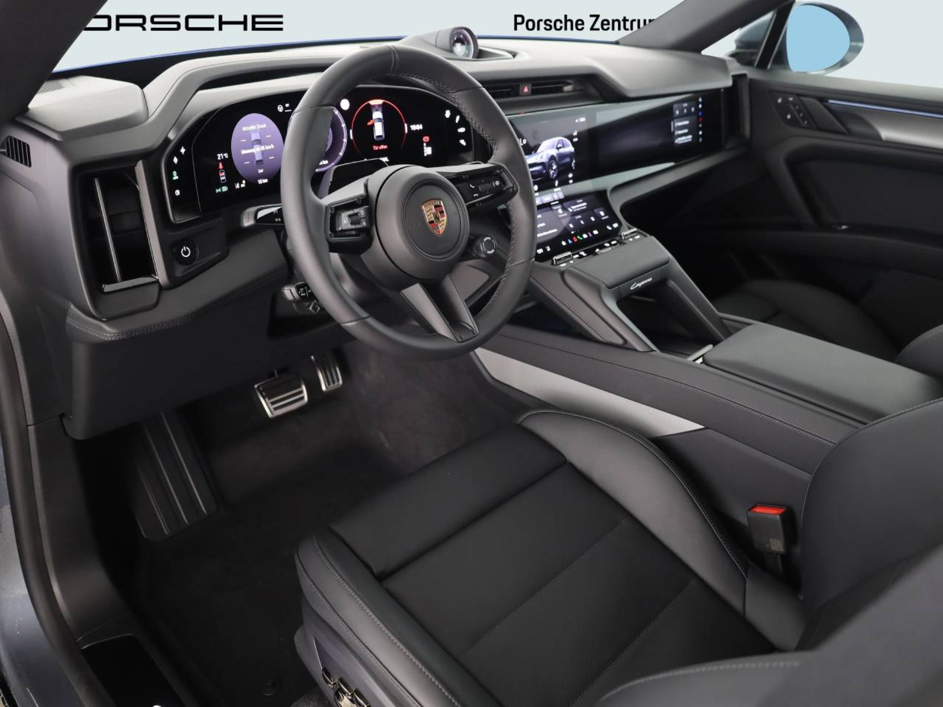 PORSCHE Cayenne S Electric-showroom-element-3