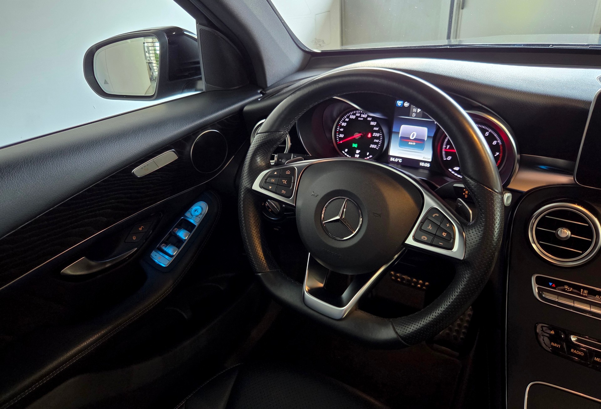 MERCEDES-BENZ GLC 300 AMG Line 4m-image-17