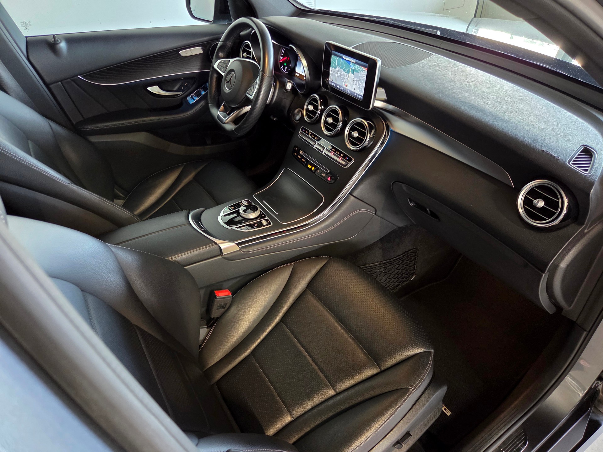 MERCEDES-BENZ GLC 300 AMG Line 4m-image-14