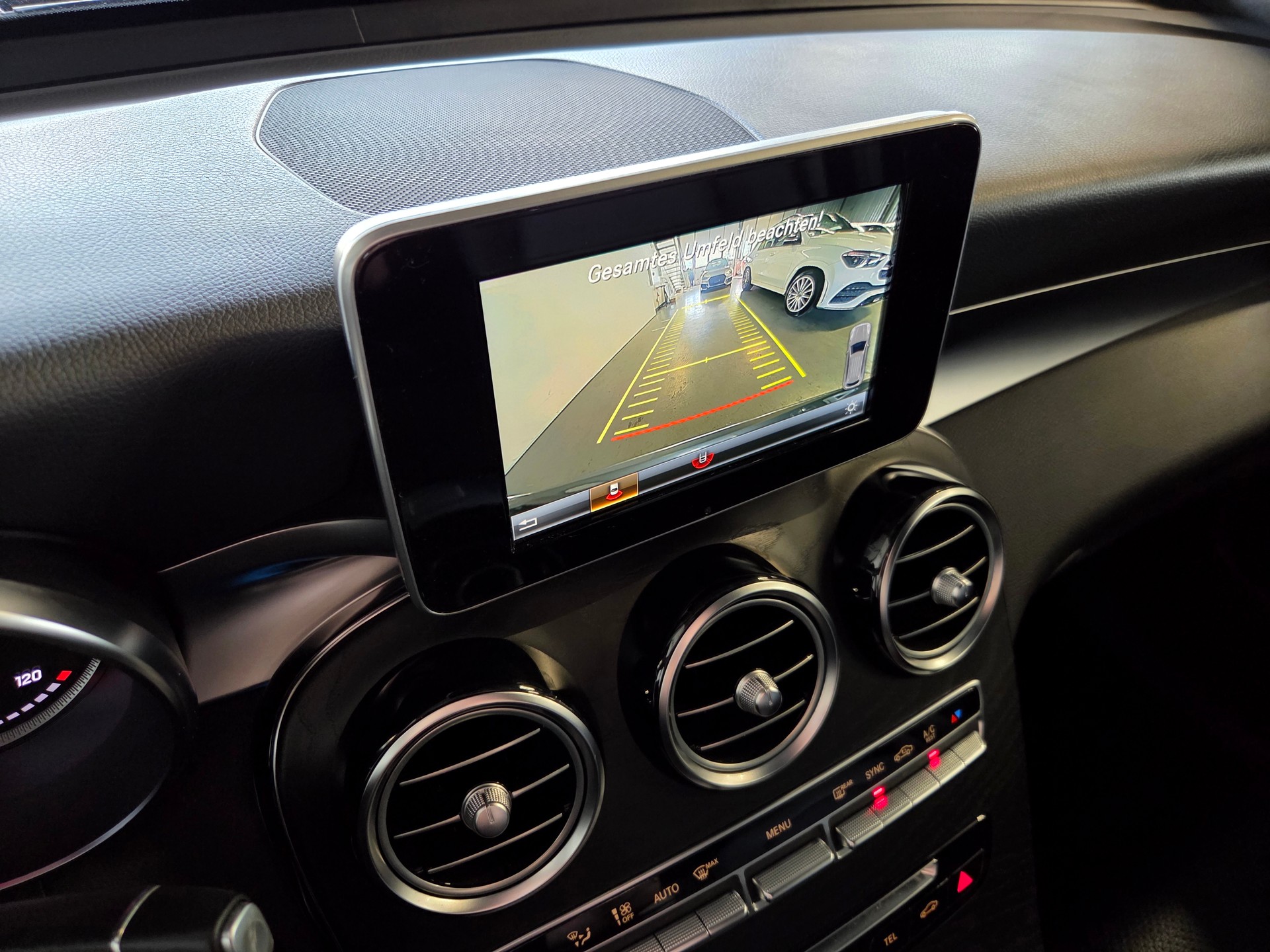 MERCEDES-BENZ GLC 300 AMG Line 4m-image-5