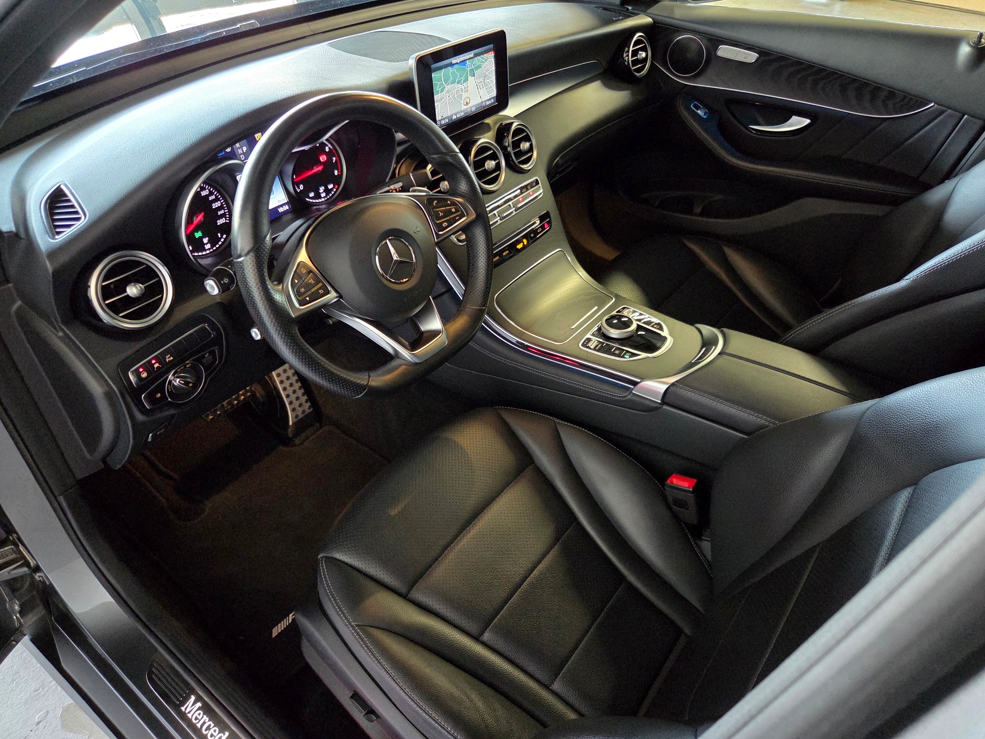 MERCEDES-BENZ GLC 300 AMG Line 4m-image-3