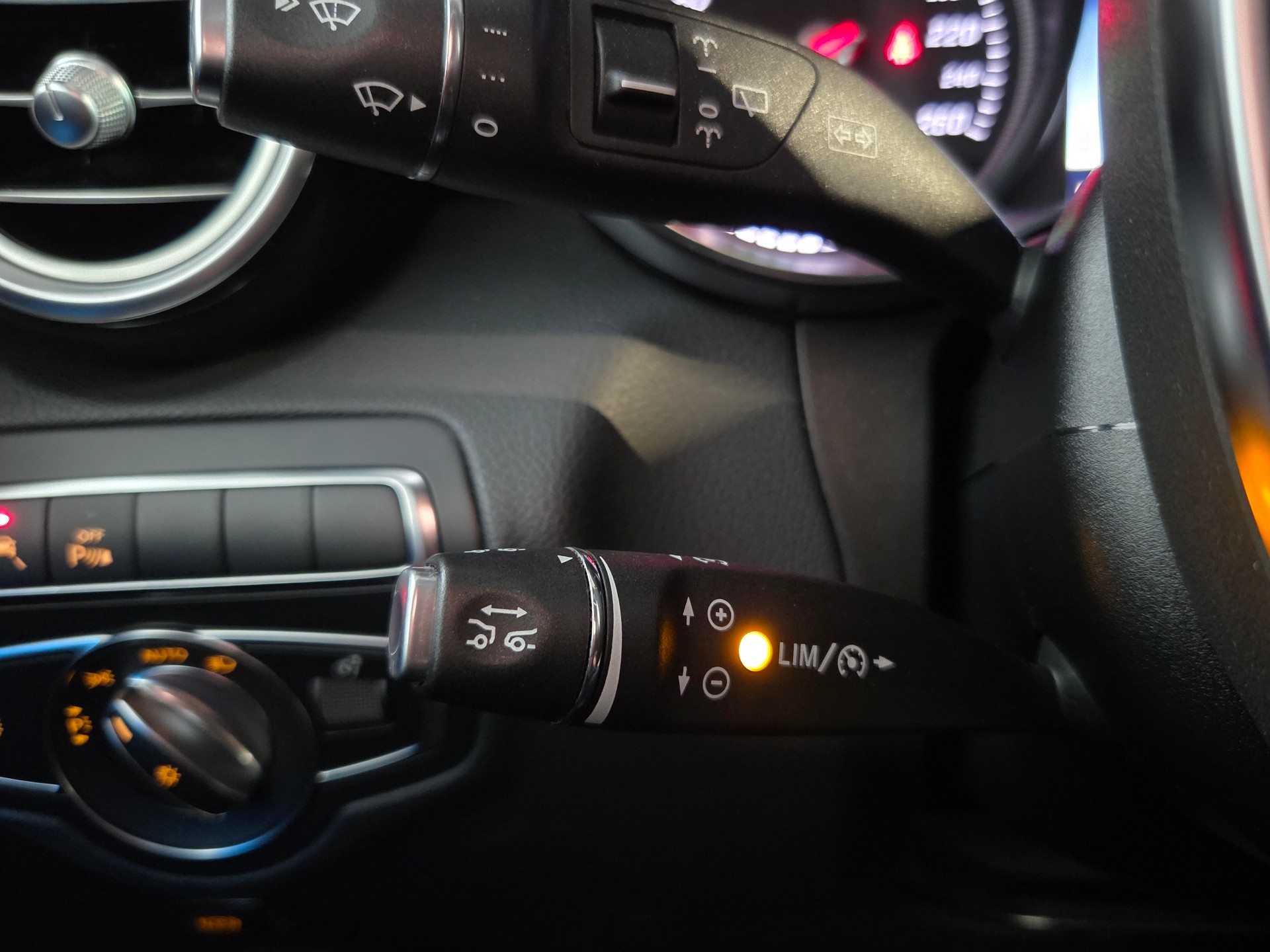 MERCEDES-BENZ GLC 300 AMG Line 4m-image-18