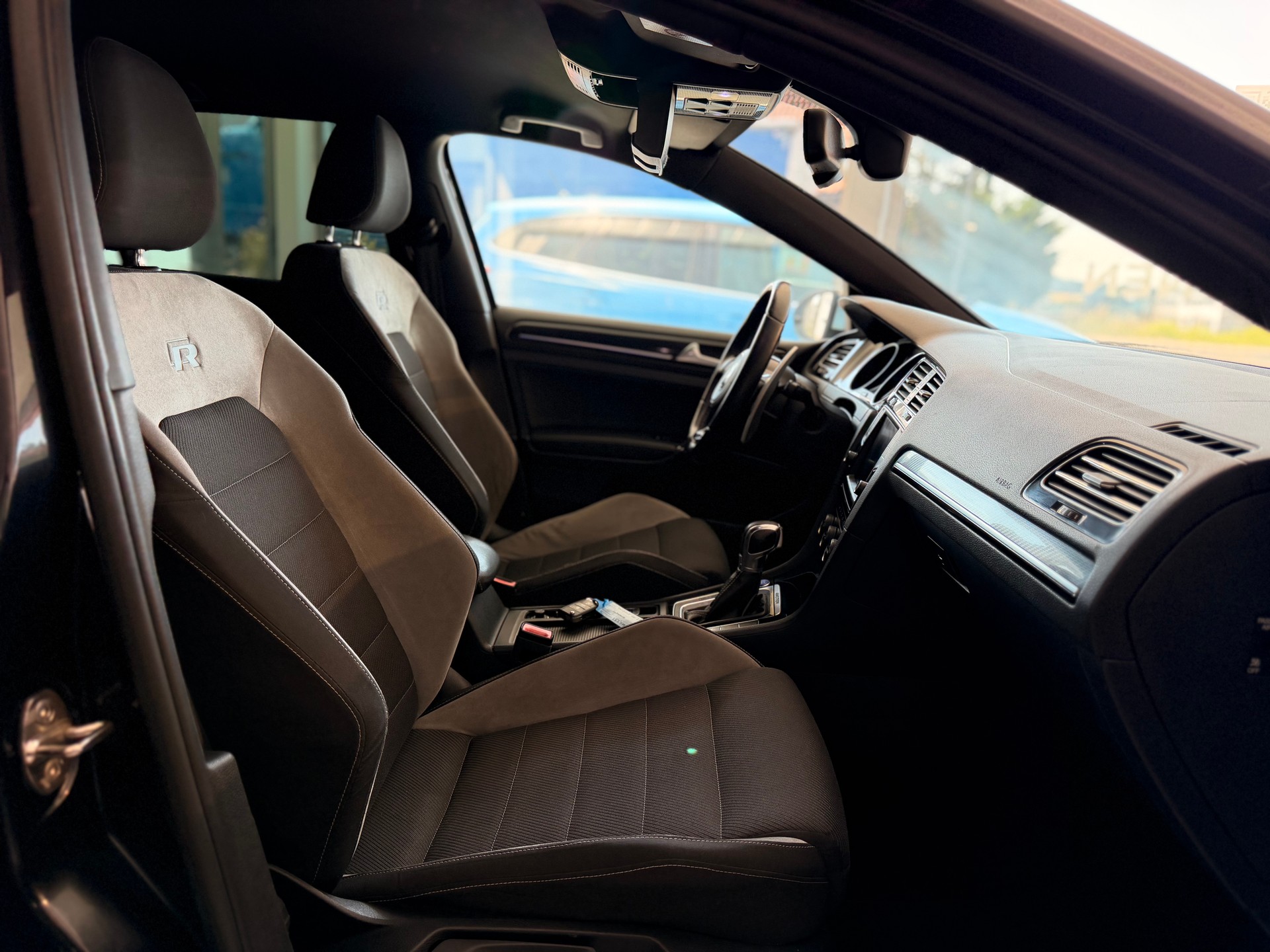VW Golf Variant 2.0 TSI R 4 Motion DSG-image-21