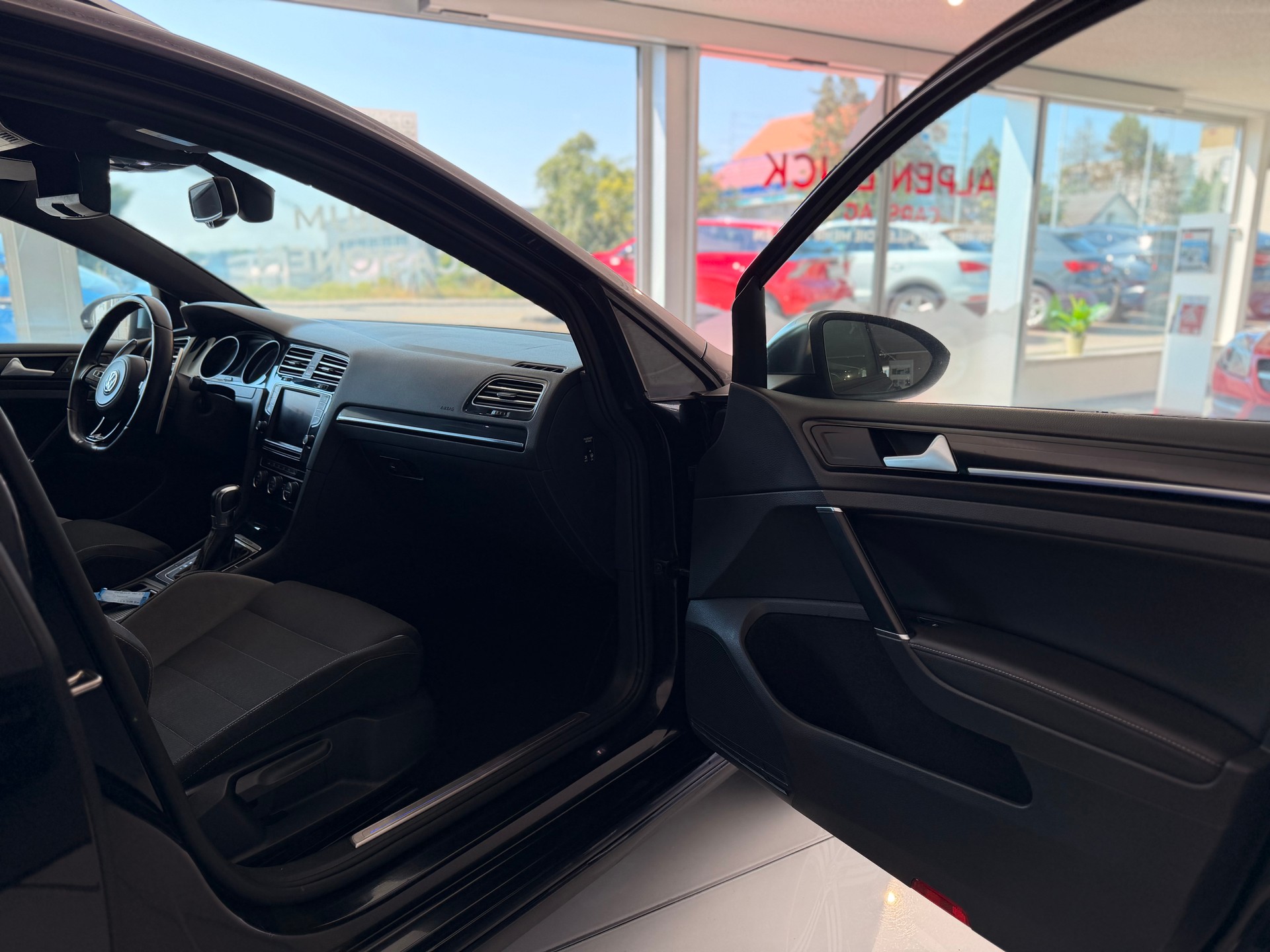 VW Golf Variant 2.0 TSI R 4 Motion DSG-image-19