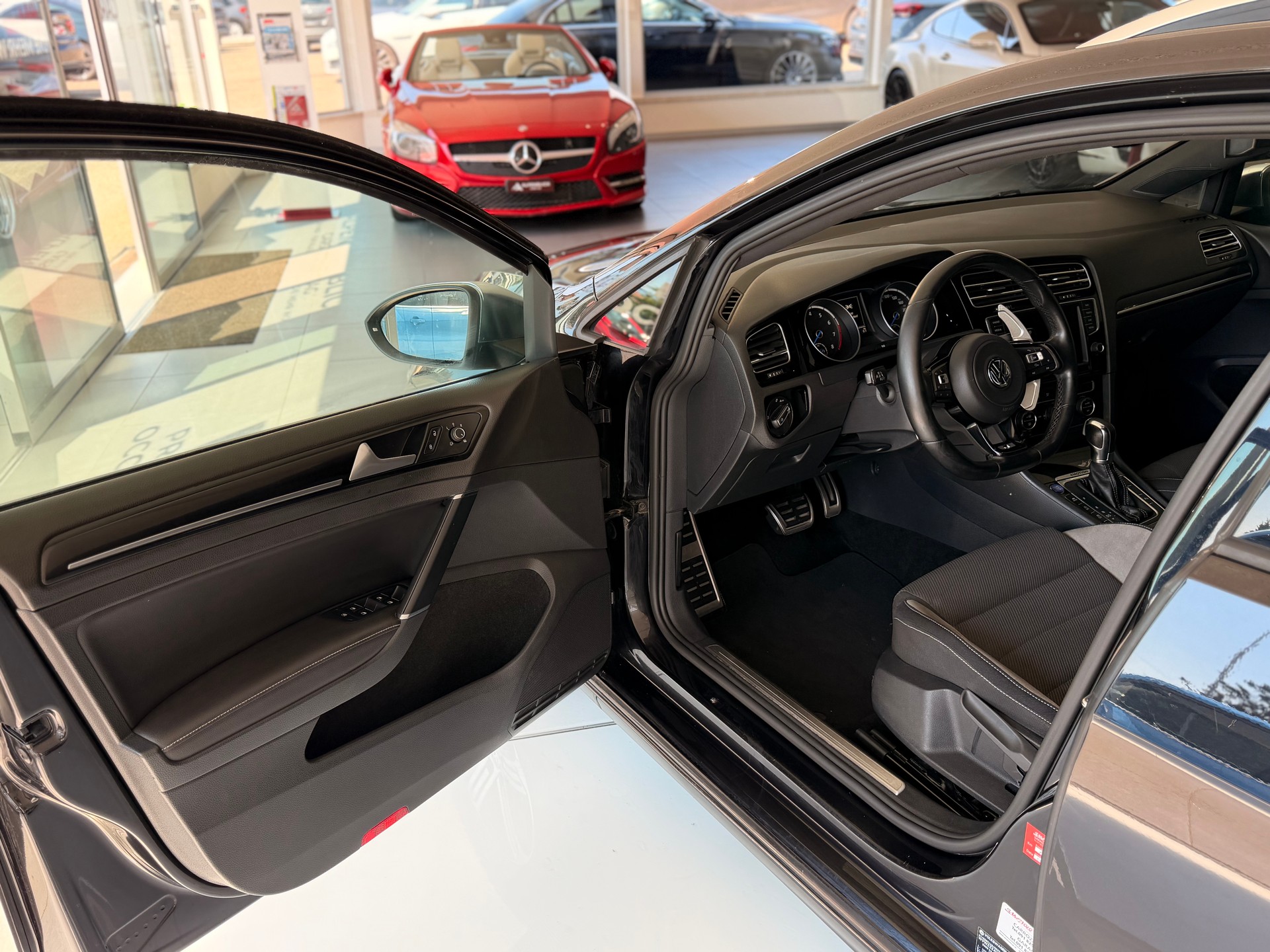 VW Golf Variant 2.0 TSI R 4 Motion DSG-image-11