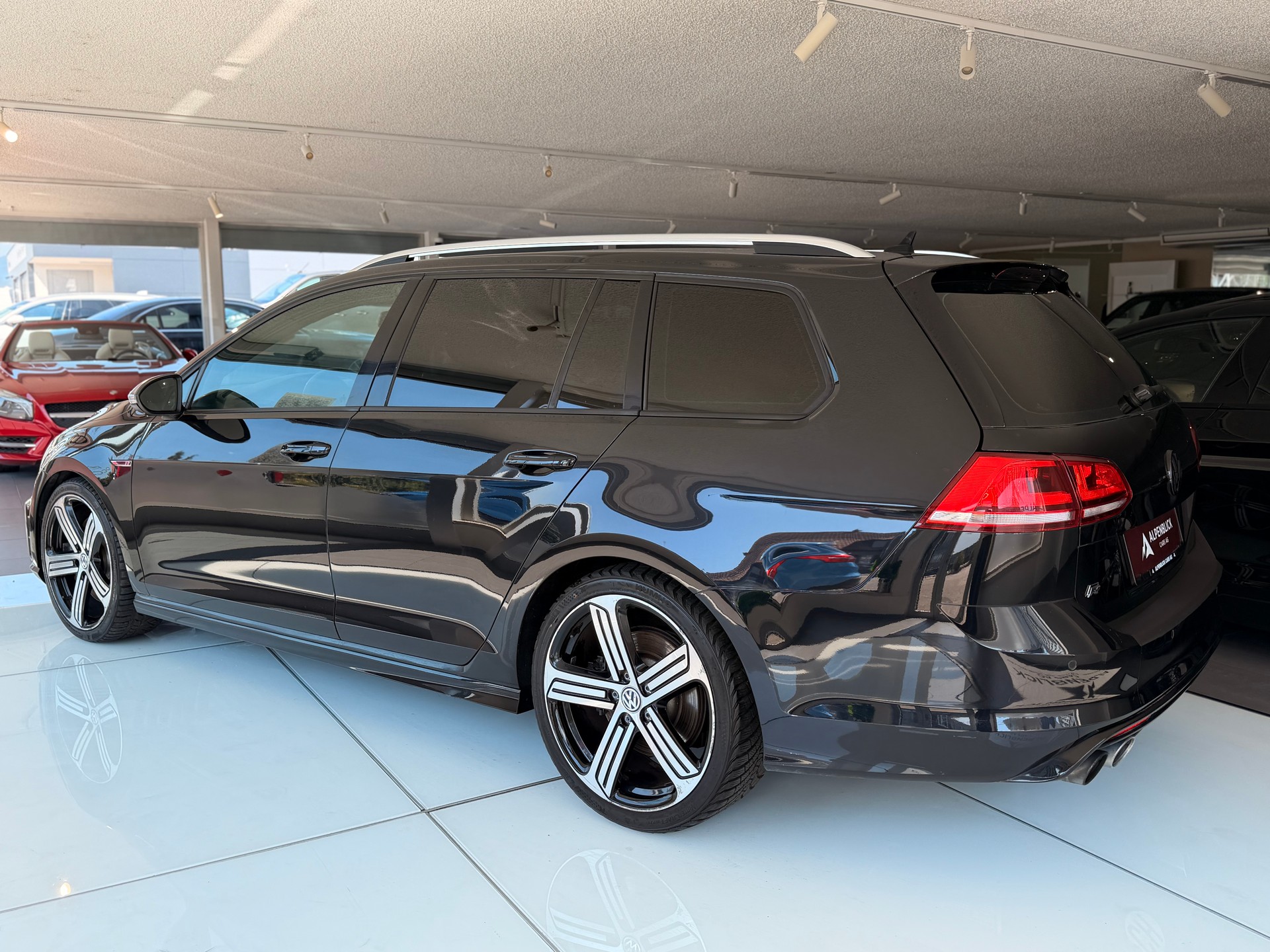 VW Golf Variant 2.0 TSI R 4 Motion DSG-image-9