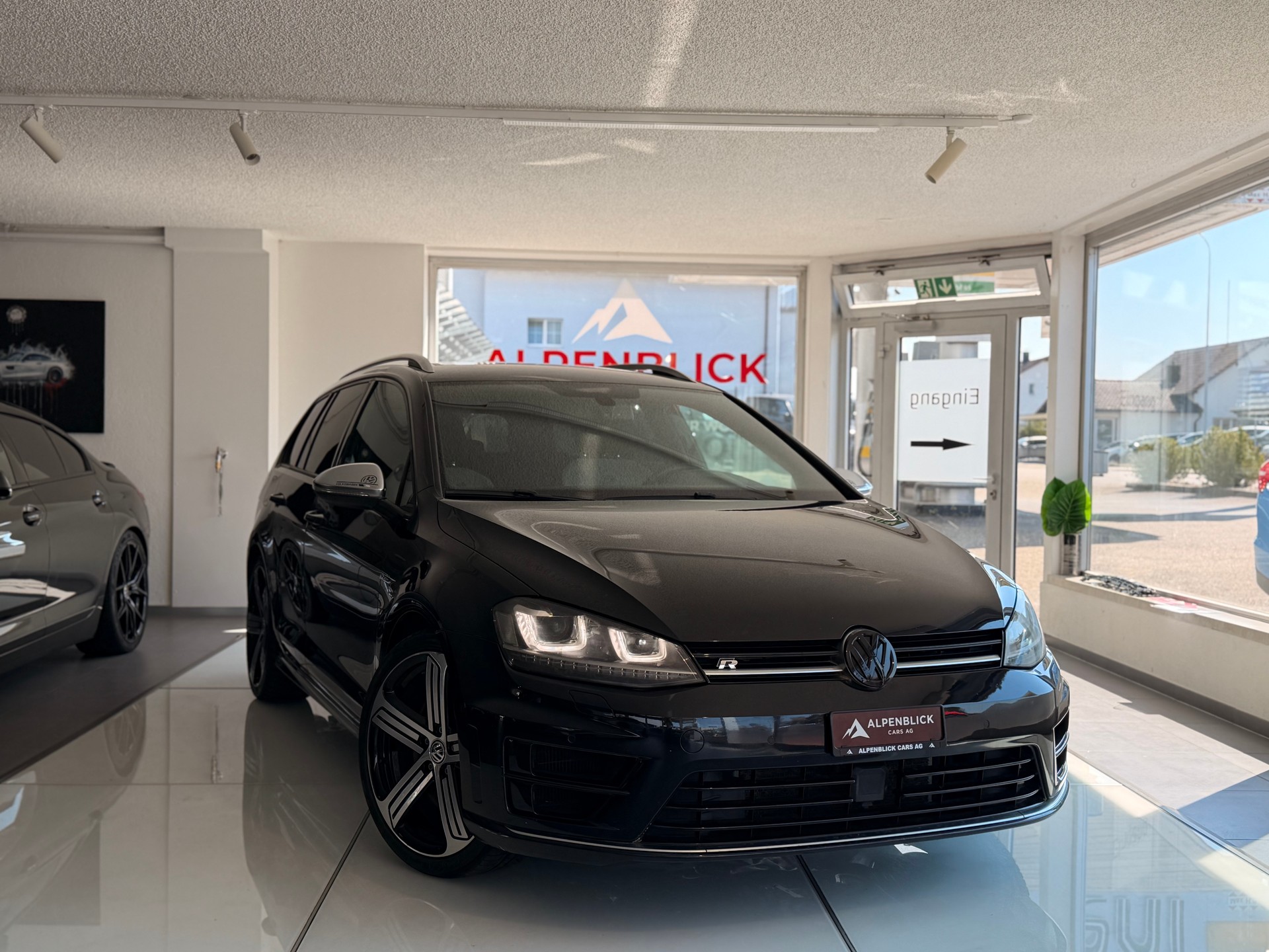 VW Golf Variant 2.0 TSI R 4 Motion DSG-image-0