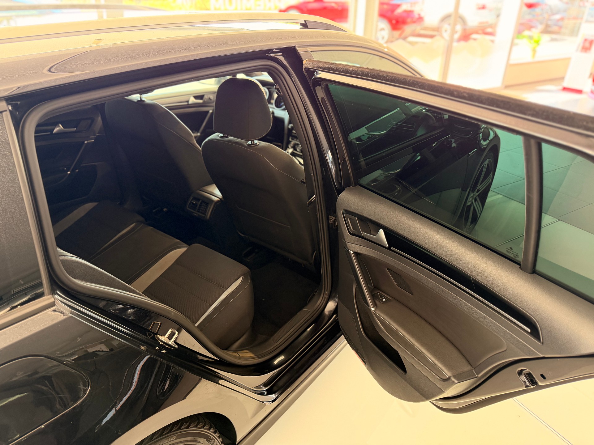 VW Golf Variant 2.0 TSI R 4 Motion DSG-image-17
