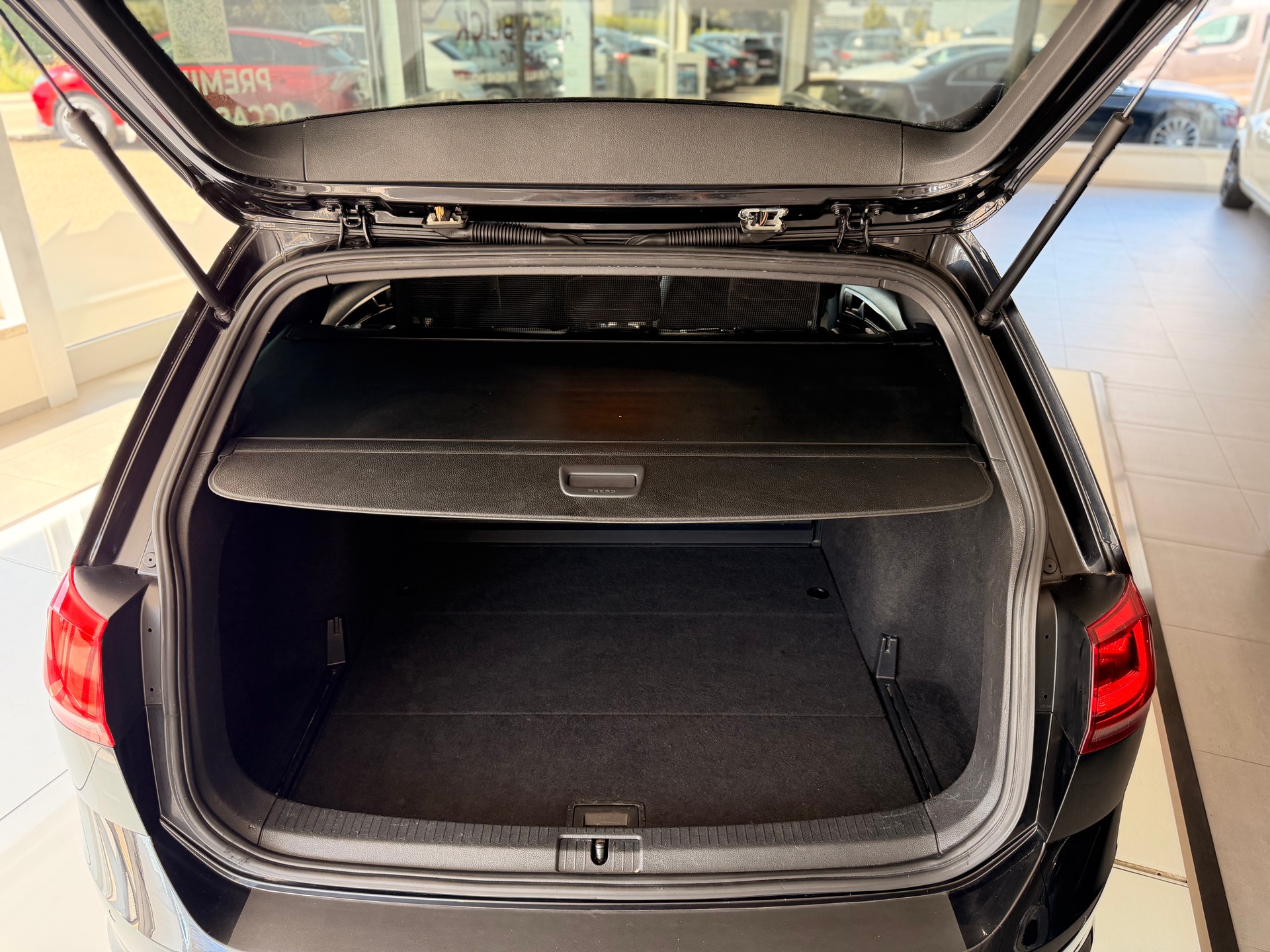 VW Golf Variant 2.0 TSI R 4 Motion DSG-image-16