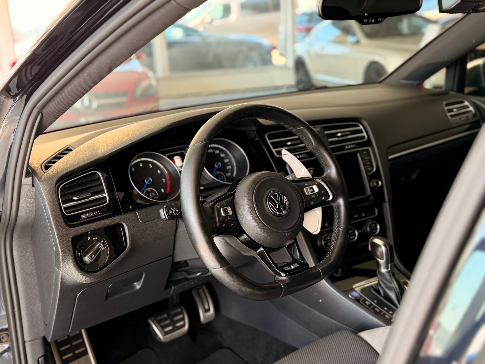 VW Golf Variant 2.0 TSI R 4 Motion DSG-image-12